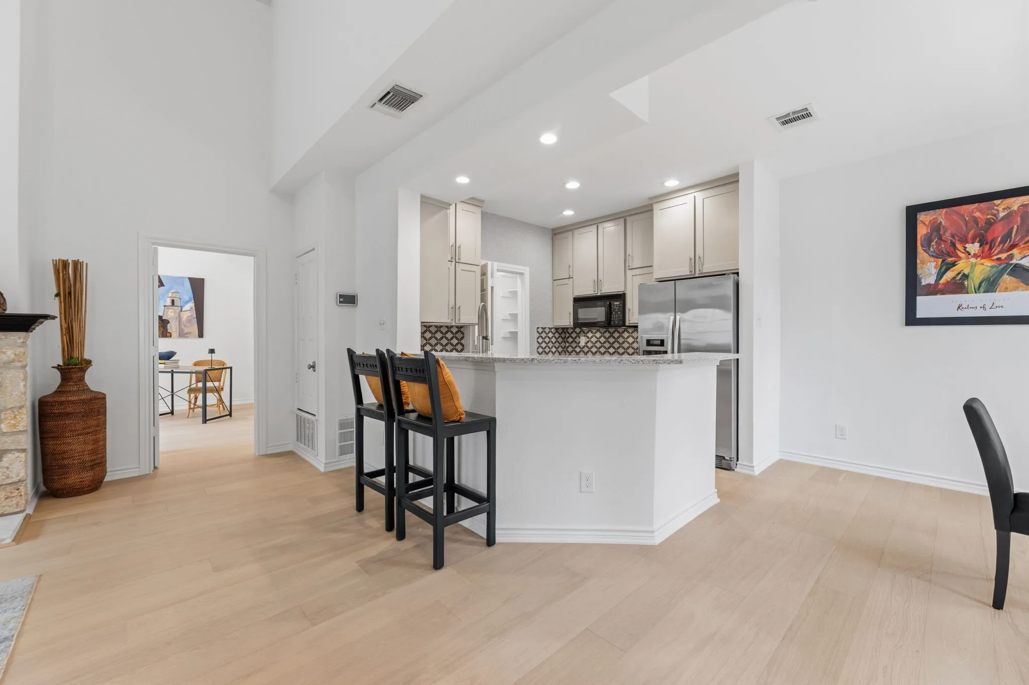 Condominium For Sale in Dallas County , 201 Cimarron Trail 3, Irving, Texas 75063, 2 Bedroom, 2 Bathroom, 1 Garage spaces, 1,185 Sqft, built in 1985, mls#21301722, Real Estate Agent in Irving, Homes For Sale in Dallas county, Homes For Sale in Irving, Realtor in Irving Texas, Real Estate Brokerage Independent Realty Texas, Luminita Cordes Realtor