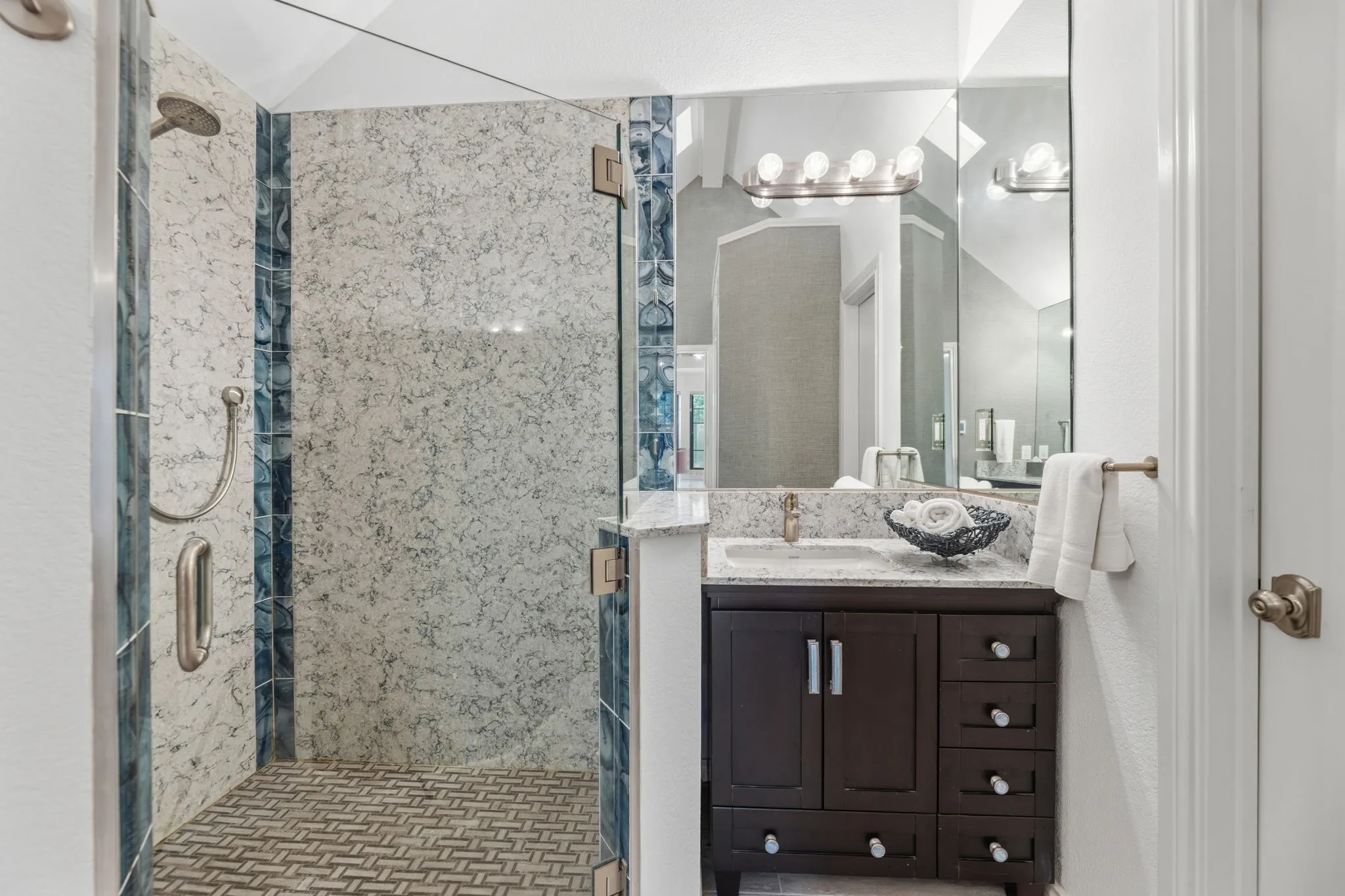 Condominium For Sale in Dallas County , 201 Cimarron Trail 3, Irving, Texas 75063, 2 Bedroom, 2 Bathroom, 1 Garage spaces, 1,185 Sqft, built in 1985, mls#21301722, Real Estate Agent in Irving, Homes For Sale in Dallas county, Homes For Sale in Irving, Realtor in Irving Texas, Real Estate Brokerage Independent Realty Texas, Luminita Cordes Realtor