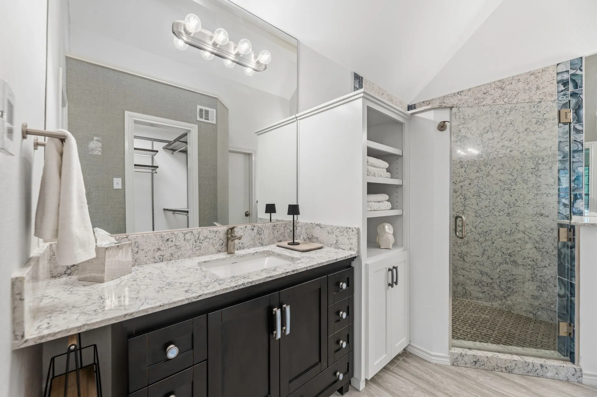 Condominium For Sale in Dallas County , 201 Cimarron Trail 3, Irving, Texas 75063, 2 Bedroom, 2 Bathroom, 1 Garage spaces, 1,185 Sqft, built in 1985, mls#21301722, Real Estate Agent in Irving, Homes For Sale in Dallas county, Homes For Sale in Irving, Realtor in Irving Texas, Real Estate Brokerage Independent Realty Texas, Luminita Cordes Realtor
