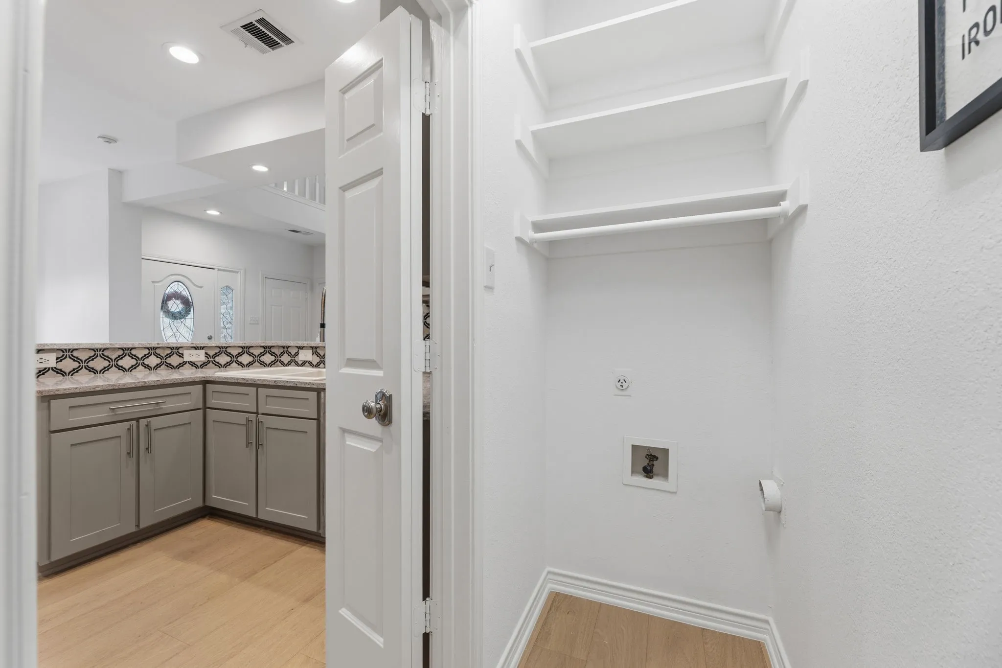 Condominium For Sale in Dallas County , 201 Cimarron Trail 3, Irving, Texas 75063, 2 Bedroom, 2 Bathroom, 1 Garage spaces, 1,185 Sqft, built in 1985, mls#21301722, Real Estate Agent in Irving, Homes For Sale in Dallas county, Homes For Sale in Irving, Realtor in Irving Texas, Real Estate Brokerage Independent Realty Texas, Luminita Cordes Realtor