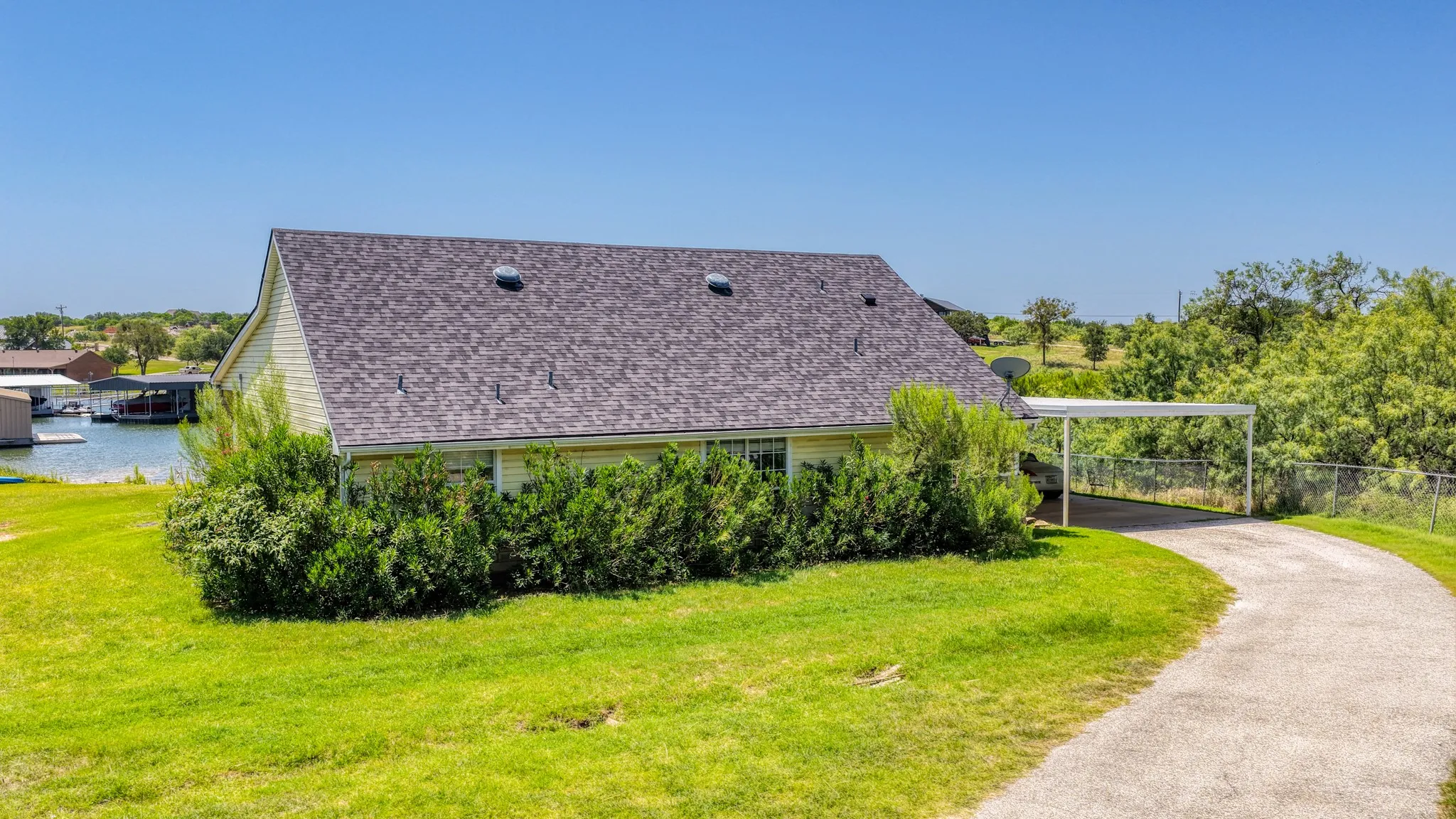 Single Family Residence For Sale in Palo Pinto County , 1011 Firewheel Trail, Graford, Texas 76449, 3 Bedroom, 2 Bathroom, 2 Garage spaces, 2,324 Sqft, built in 1996, mls#21314868, Real Estate Agent in Graford, Homes For Sale in Palo Pinto county, Homes For Sale in Graford, Realtor in Graford Texas, Real Estate Brokerage Independent Realty Texas, Luminita Cordes Realtor