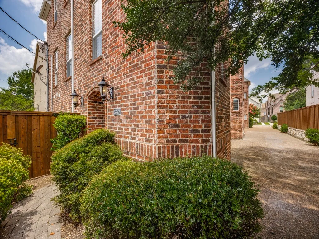 Single Family Residence For Sale in Dallas County , 3425 Westminster Avenue, University Park, Texas 75205, 9 Bedroom, 12 Bathroom, 2 Garage spaces, 7,140 Sqft, built in 2002, Price $2,995,000, mls#21314859, Real Estate Agent in University Park, Homes For Sale in Dallas county, Homes For Sale in University Park, Realtor in University Park Texas, Real Estate Brokerage Independent Realty Texas, Luminita Cordes Realtor