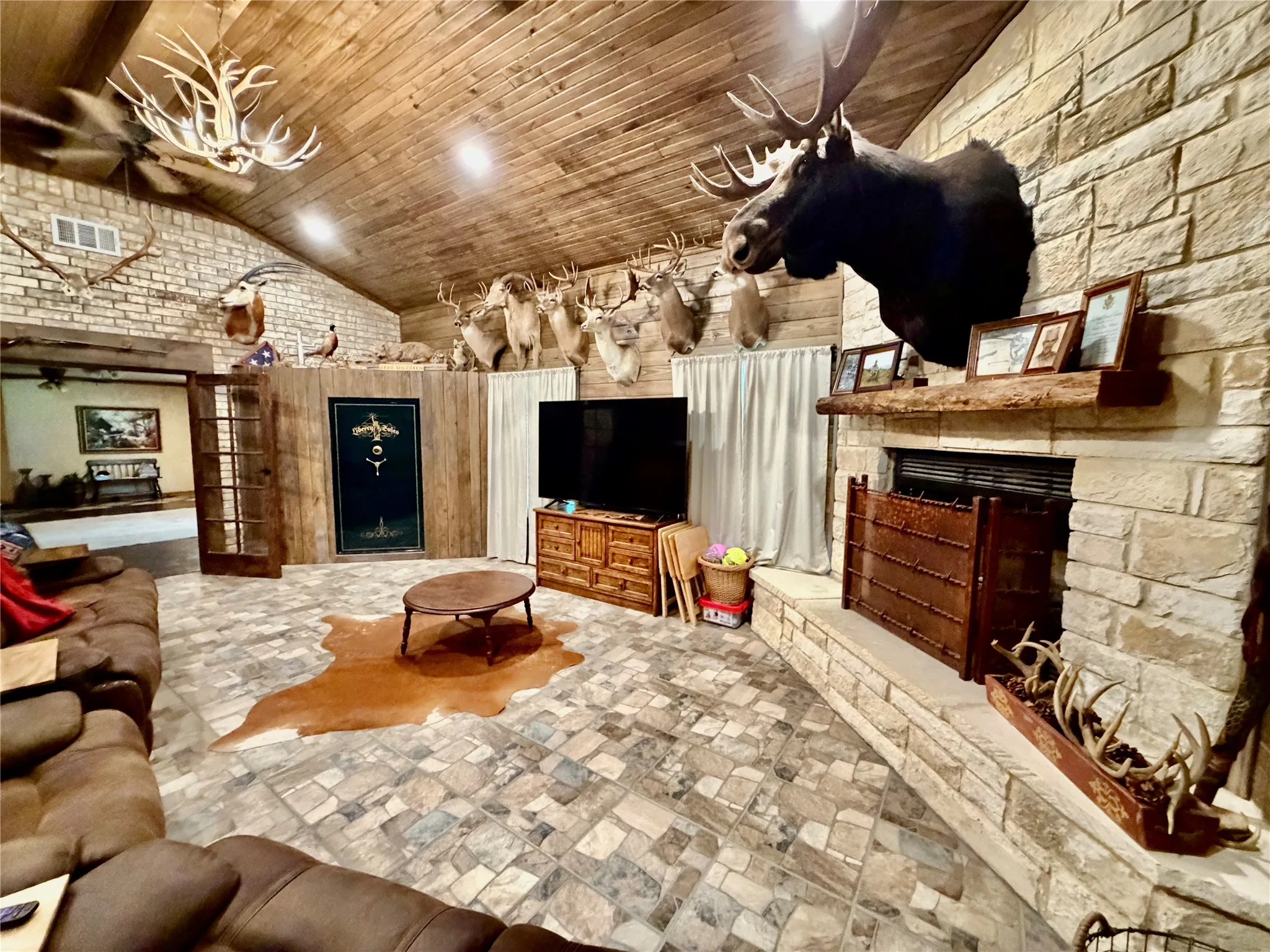 Single Family Residence For Sale in Eastland County , 309 County Road 461, Eastland, Texas 76448, 5 Bedrooms, 3 Bathrooms, Garage spaces, 2,814 Sqft, built in 1990, Price $499,750, mls#21314848, Real Estate Agent in Eastland, Homes For Sale in Eastland county, Homes For Sale in Eastland, Realtor in Eastland Texas, Real Estate Brokerage Independent Realty Texas, Luminita Cordes Realtor