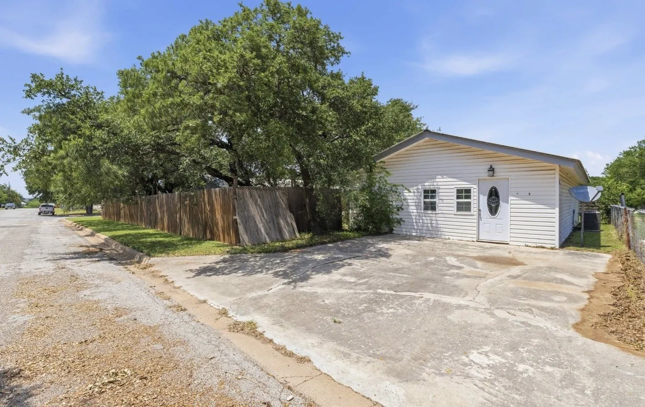 Single Family Residence For Sale in Brown County , 1608 Campa Drive, Brownwood, Texas 76801, 4 Bedroom, 2 Bathroom, Garage spaces, 1,621 Sqft, built in 1962, mls#21314898, Real Estate Agent in Brownwood, Homes For Sale in Brown county, Homes For Sale in Brownwood, Realtor in Brownwood Texas, Real Estate Brokerage Independent Realty Texas, Luminita Cordes Realtor