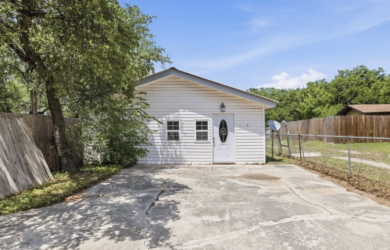 Single Family Residence For Sale in Brown County , 1608 Campa Drive, Brownwood, Texas 76801, 4 Bedroom, 2 Bathroom, Garage spaces, 1,621 Sqft, built in 1962, mls#21314898, Real Estate Agent in Brownwood, Homes For Sale in Brown county, Homes For Sale in Brownwood, Realtor in Brownwood Texas, Real Estate Brokerage Independent Realty Texas, Luminita Cordes Realtor