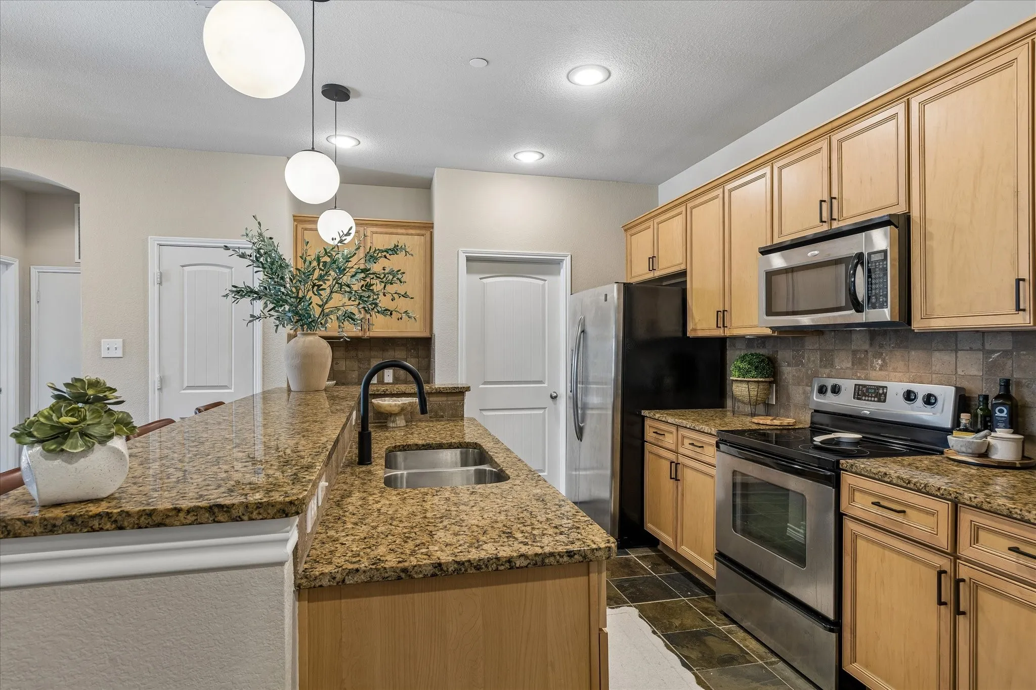 Condominium For Sale in Tarrant County , 950 Henderson Street 1220, Fort Worth, Texas 76102, 2 Bedroom, 2 Bathroom, Garage spaces, 1,272 Sqft, built in 2007, mls#21313521, Real Estate Agent in Fort Worth, Homes For Sale in Tarrant county, Homes For Sale in Fort Worth, Realtor in Fort Worth Texas, Real Estate Brokerage Independent Realty Texas, Luminita Cordes Realtor