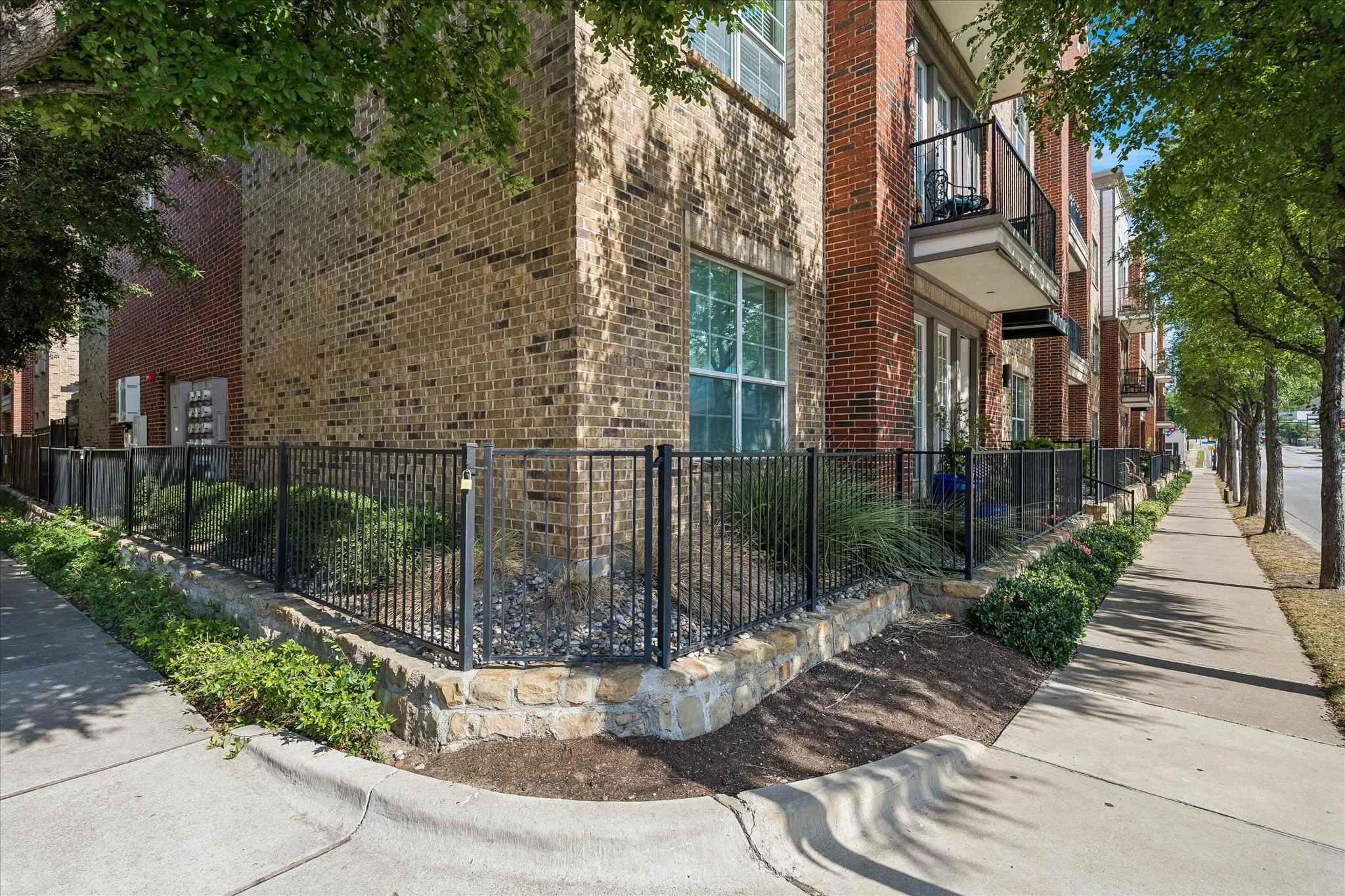 Condominium For Sale in Tarrant County , 950 Henderson Street 1220, Fort Worth, Texas 76102, 2 Bedroom, 2 Bathroom, Garage spaces, 1,272 Sqft, built in 2007, mls#21313521, Real Estate Agent in Fort Worth, Homes For Sale in Tarrant county, Homes For Sale in Fort Worth, Realtor in Fort Worth Texas, Real Estate Brokerage Independent Realty Texas, Luminita Cordes Realtor