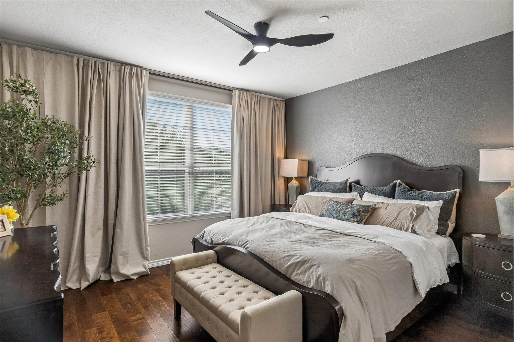 Condominium For Sale in Tarrant County , 950 Henderson Street 1220, Fort Worth, Texas 76102, 2 Bedroom, 2 Bathroom, Garage spaces, 1,272 Sqft, built in 2007, mls#21313521, Real Estate Agent in Fort Worth, Homes For Sale in Tarrant county, Homes For Sale in Fort Worth, Realtor in Fort Worth Texas, Real Estate Brokerage Independent Realty Texas, Luminita Cordes Realtor