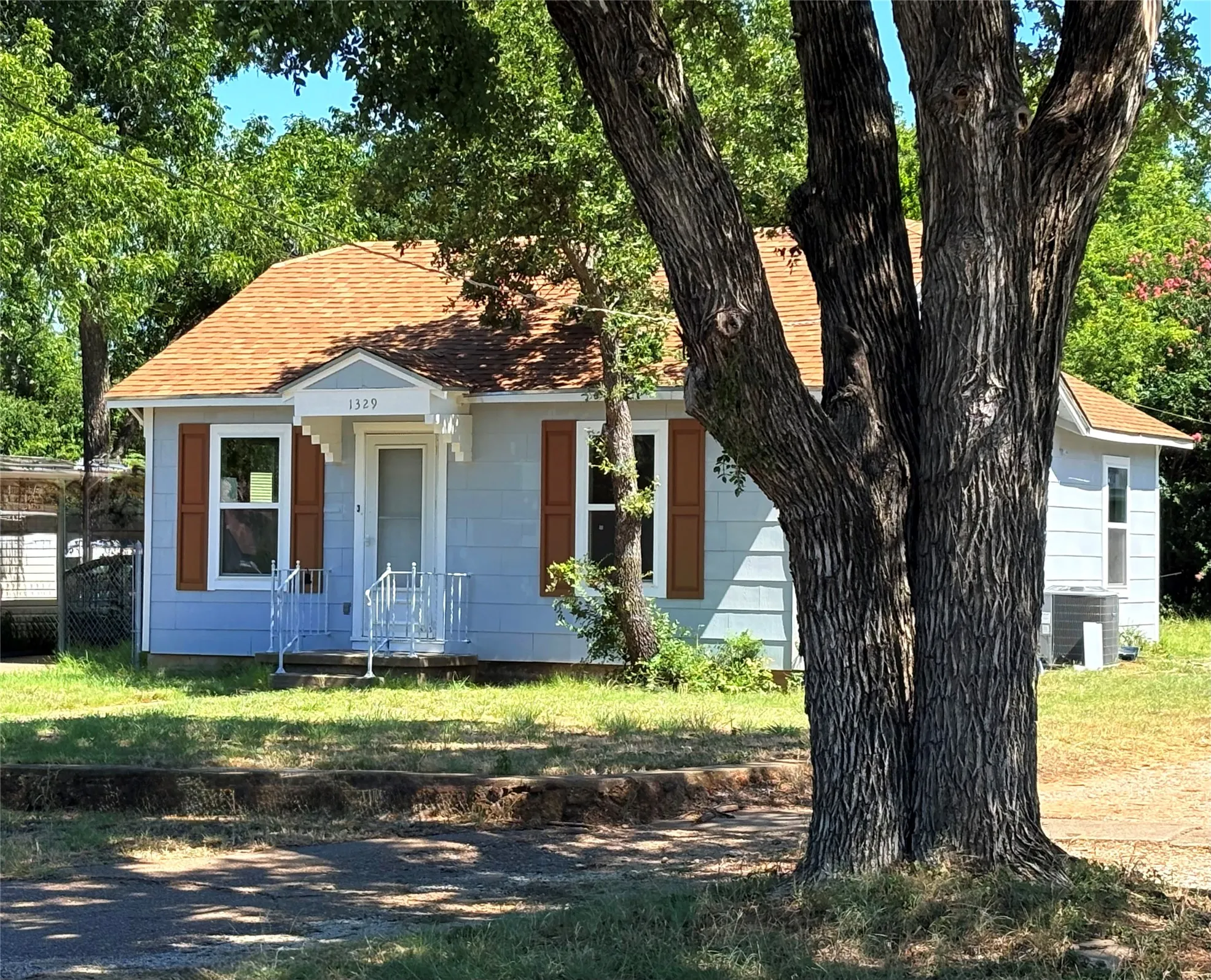 Single Family Residence For Sale in Young County , 1329 4th St, Graham, Texas 76450, 2 Bedroom, 1 Bathroom, Garage spaces, 900 Sqft, built in 1945, Price $138,900, mls#21314226, Real Estate Agent in Graham, Homes For Sale in Young county, Homes For Sale in Graham, Realtor in Graham Texas, Real Estate Brokerage Independent Realty Texas, Luminita Cordes Realtor