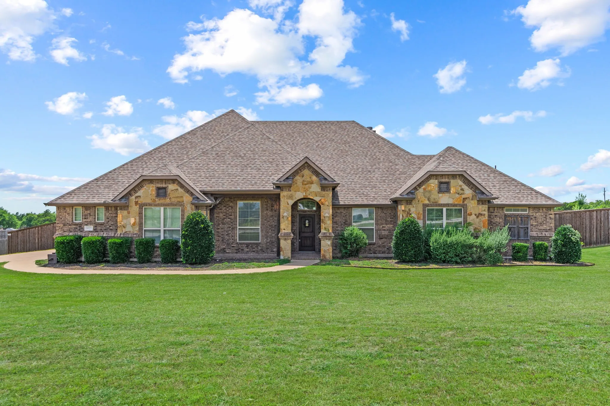 Single Family Residence For Sale in Ellis County , 6621 Singleton Road, Midlothian, Texas 76065, 4 Bedroom, 3 Bathroom, 3 Garage spaces, 2,693 Sqft, built in 2014, mls#21314915, Real Estate Agent in Midlothian, Homes For Sale in Ellis county, Homes For Sale in Midlothian, Realtor in Midlothian Texas, Real Estate Brokerage Independent Realty Texas, Luminita Cordes Realtor