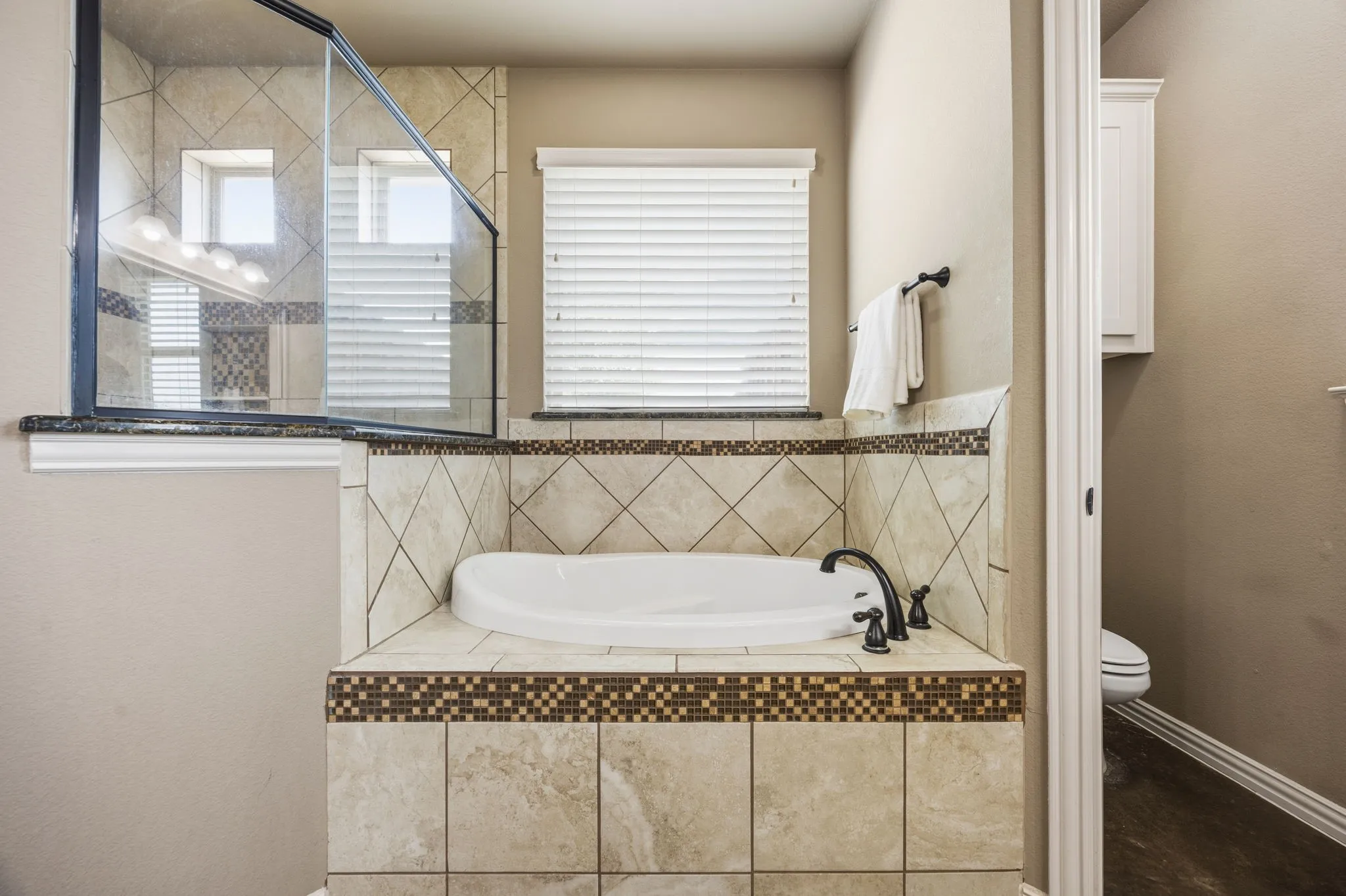 Jetted tub.