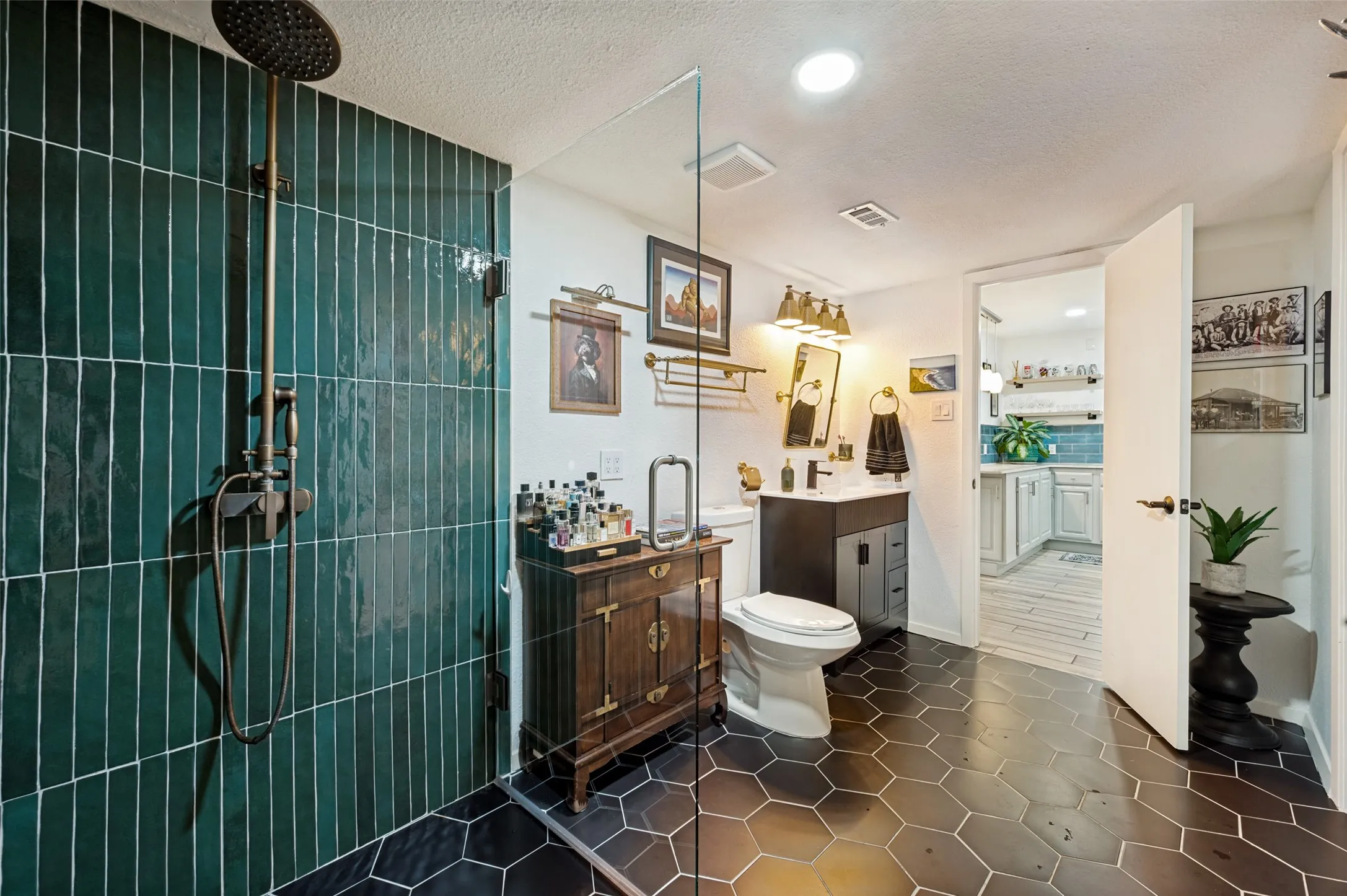 Condominium For Sale in Dallas County , 9233 Church Road 103, Dallas, Texas 75231, 3 Bedroom, 2 Bathroom, Garage spaces, 1,377 Sqft, built in 1981, mls#21314842, Real Estate Agent in Dallas, Homes For Sale in Dallas county, Homes For Sale in Dallas, Realtor in Dallas Texas, Real Estate Brokerage Independent Realty Texas, Luminita Cordes Realtor