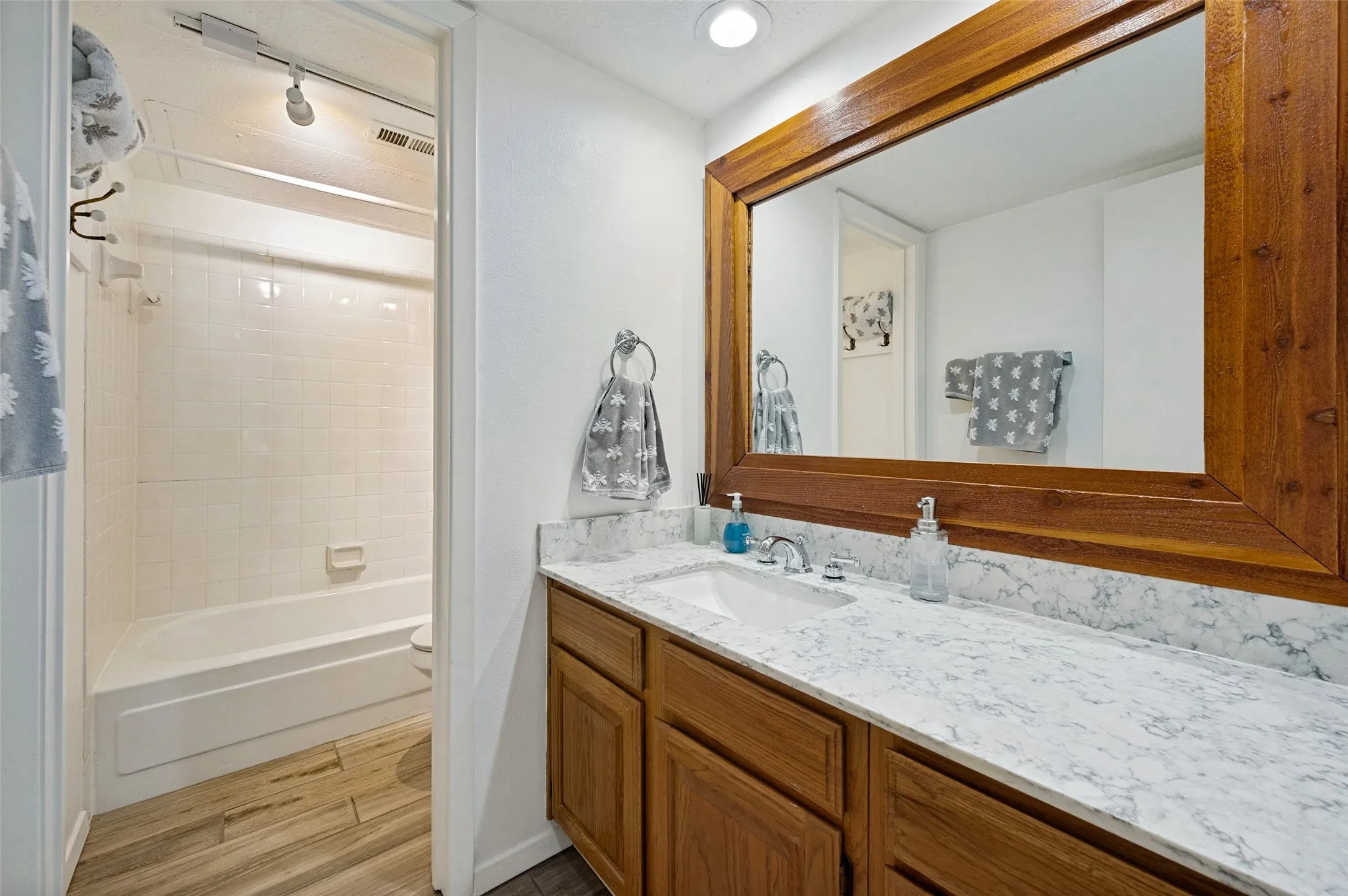 Condominium For Sale in Dallas County , 9233 Church Road 103, Dallas, Texas 75231, 3 Bedroom, 2 Bathroom, Garage spaces, 1,377 Sqft, built in 1981, mls#21314842, Real Estate Agent in Dallas, Homes For Sale in Dallas county, Homes For Sale in Dallas, Realtor in Dallas Texas, Real Estate Brokerage Independent Realty Texas, Luminita Cordes Realtor