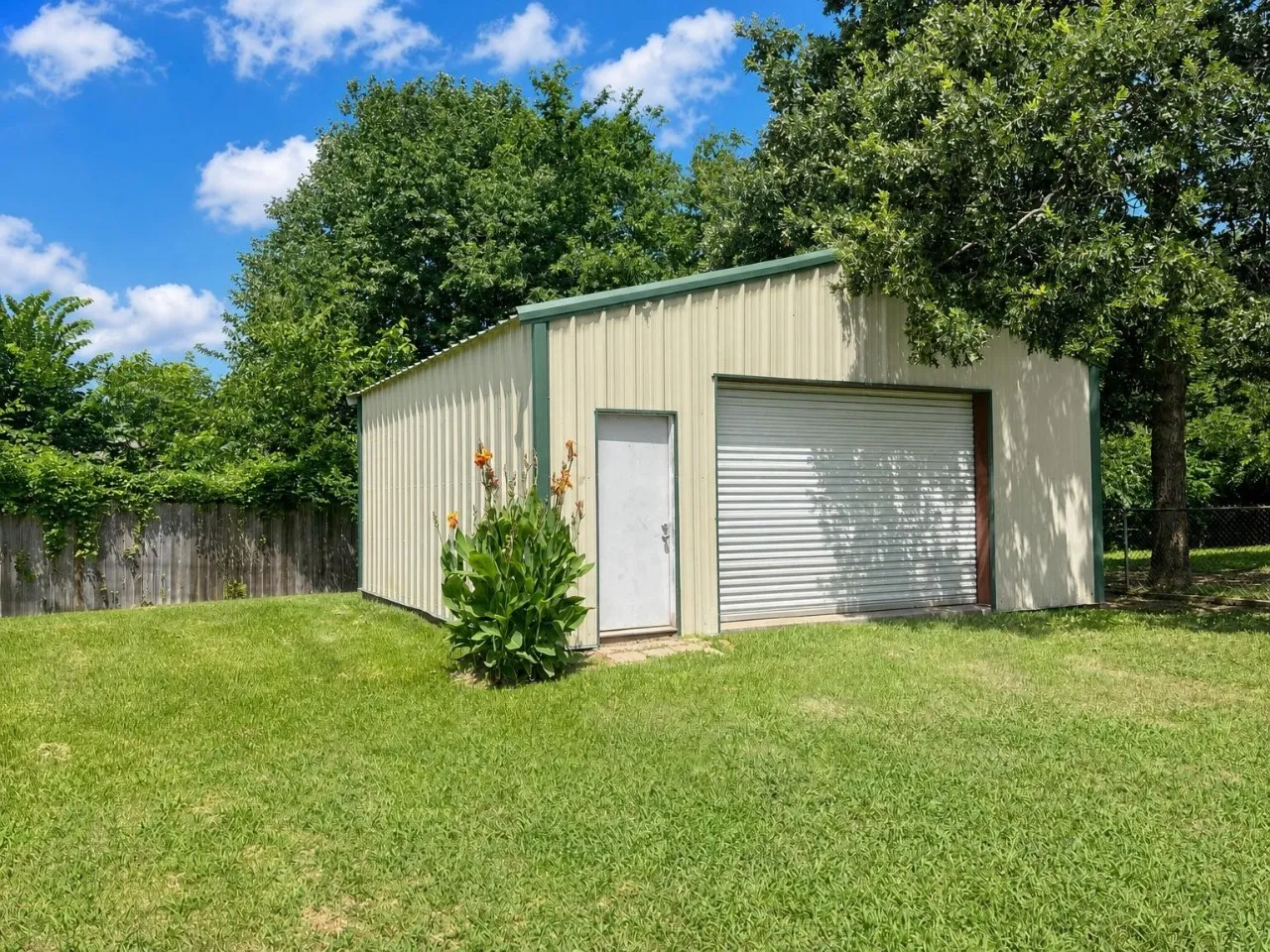 Single Family Residence For Sale in Grayson County , 1414 N Binkley Avenue, Sherman, Texas 75092, 3 Bedroom, 2 Bathroom, Garage spaces, 1,652 Sqft, built in 1954, mls#21314918, Real Estate Agent in Sherman, Homes For Sale in Grayson county, Homes For Sale in Sherman, Realtor in Sherman Texas, Real Estate Brokerage Independent Realty Texas, Luminita Cordes Realtor