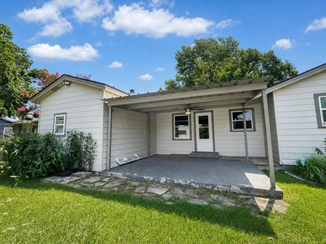 Single Family Residence For Sale in Grayson County , 1414 N Binkley Avenue, Sherman, Texas 75092, 3 Bedroom, 2 Bathroom, Garage spaces, 1,652 Sqft, built in 1954, mls#21314918, Real Estate Agent in Sherman, Homes For Sale in Grayson county, Homes For Sale in Sherman, Realtor in Sherman Texas, Real Estate Brokerage Independent Realty Texas, Luminita Cordes Realtor