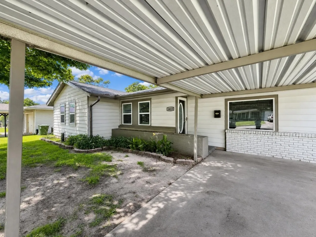 Single Family Residence For Sale in Grayson County , 1414 N Binkley Avenue, Sherman, Texas 75092, 3 Bedroom, 2 Bathroom, Garage spaces, 1,652 Sqft, built in 1954, mls#21314918, Real Estate Agent in Sherman, Homes For Sale in Grayson county, Homes For Sale in Sherman, Realtor in Sherman Texas, Real Estate Brokerage Independent Realty Texas, Luminita Cordes Realtor