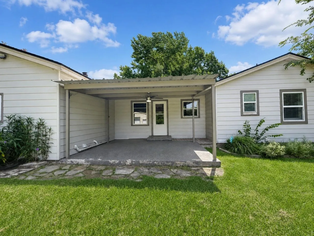Single Family Residence For Sale in Grayson County , 1414 N Binkley Avenue, Sherman, Texas 75092, 3 Bedroom, 2 Bathroom, Garage spaces, 1,652 Sqft, built in 1954, mls#21314918, Real Estate Agent in Sherman, Homes For Sale in Grayson county, Homes For Sale in Sherman, Realtor in Sherman Texas, Real Estate Brokerage Independent Realty Texas, Luminita Cordes Realtor
