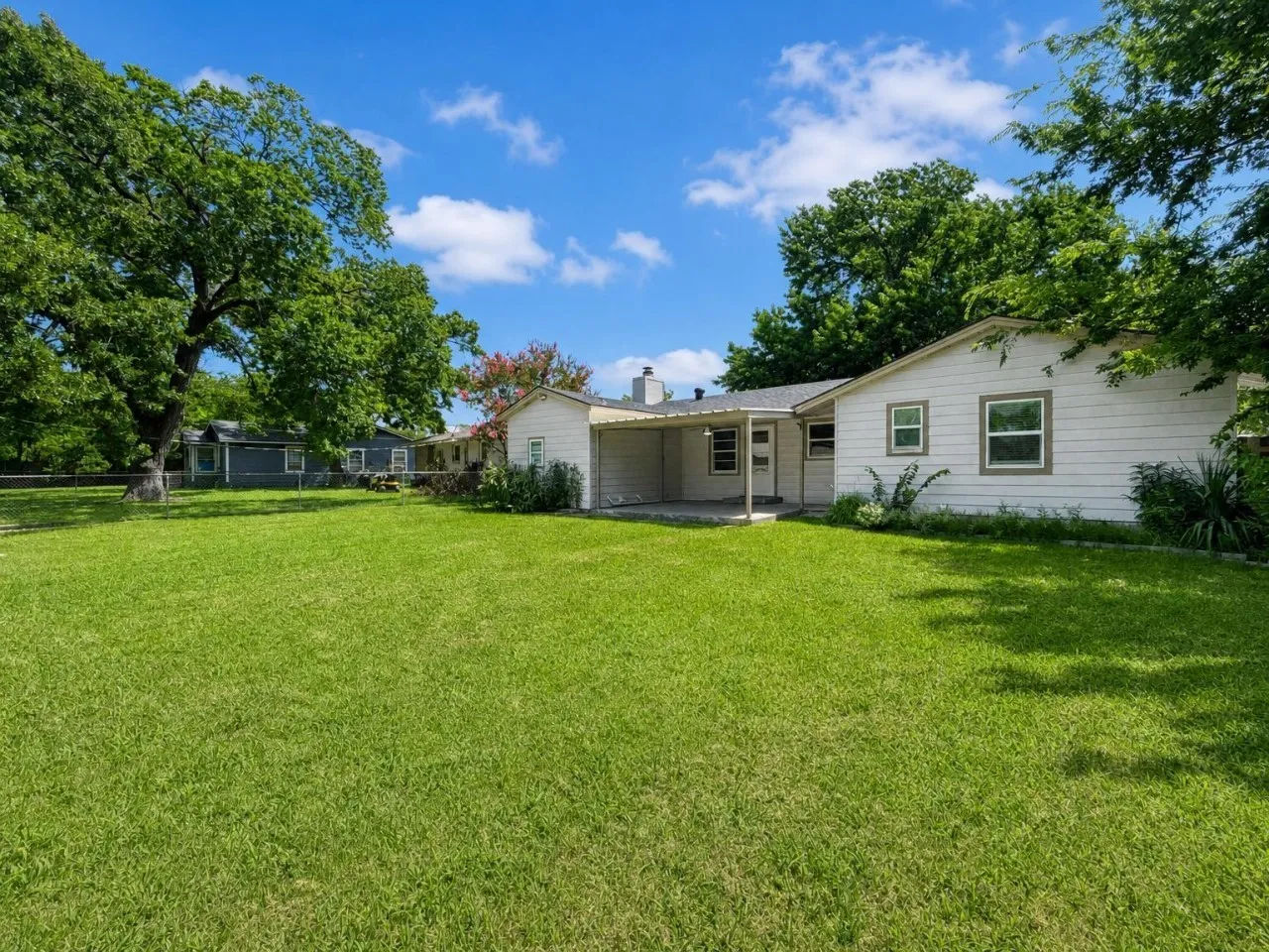 Single Family Residence For Sale in Grayson County , 1414 N Binkley Avenue, Sherman, Texas 75092, 3 Bedroom, 2 Bathroom, Garage spaces, 1,652 Sqft, built in 1954, mls#21314918, Real Estate Agent in Sherman, Homes For Sale in Grayson county, Homes For Sale in Sherman, Realtor in Sherman Texas, Real Estate Brokerage Independent Realty Texas, Luminita Cordes Realtor