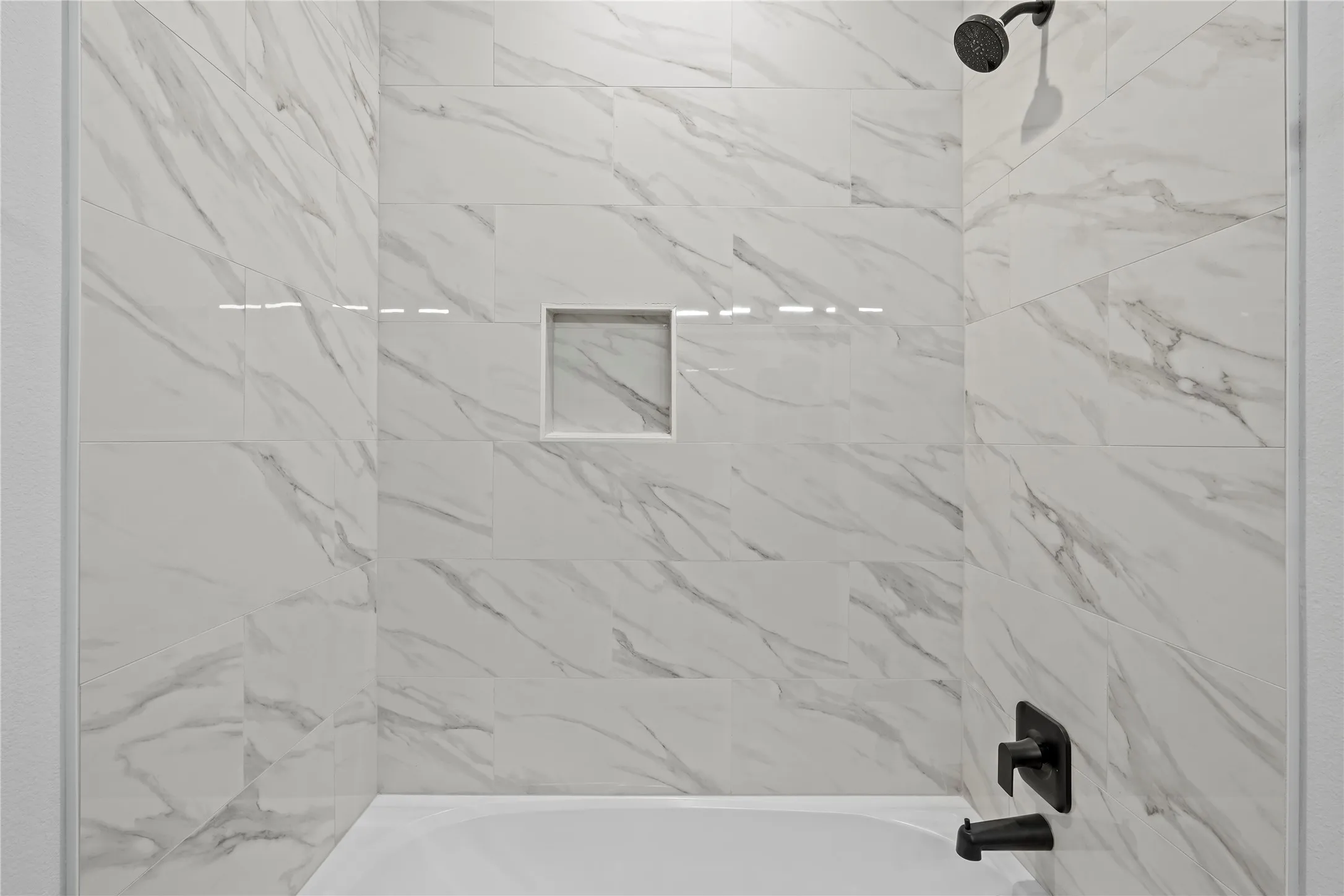 Bathroom with tiled shower / bath combo