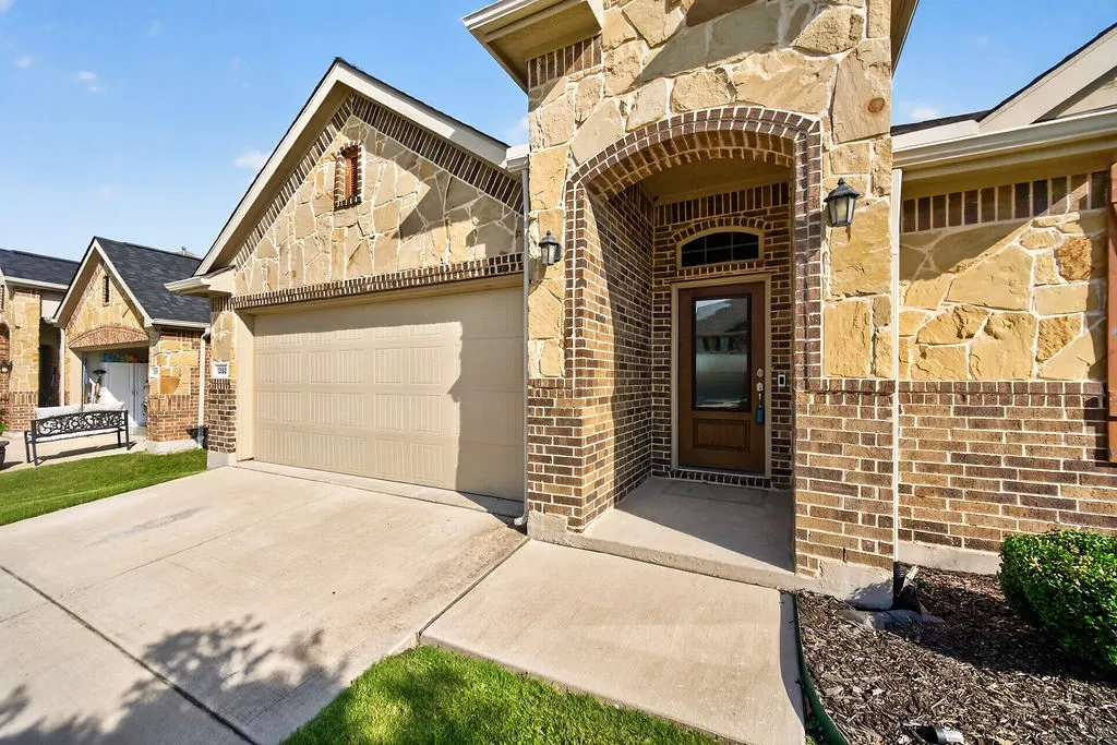 Single Family Residence For Sale in Denton County , 1352 Lake Grove Drive, Little Elm, Texas 75068, 4 Bedroom, 4 Bathroom, 2 Garage spaces, 2,423 Sqft, built in 2019, mls#21314394, Real Estate Agent in Little Elm, Homes For Sale in Denton county, Homes For Sale in Little Elm, Realtor in Little Elm Texas, Real Estate Brokerage Independent Realty Texas, Luminita Cordes Realtor