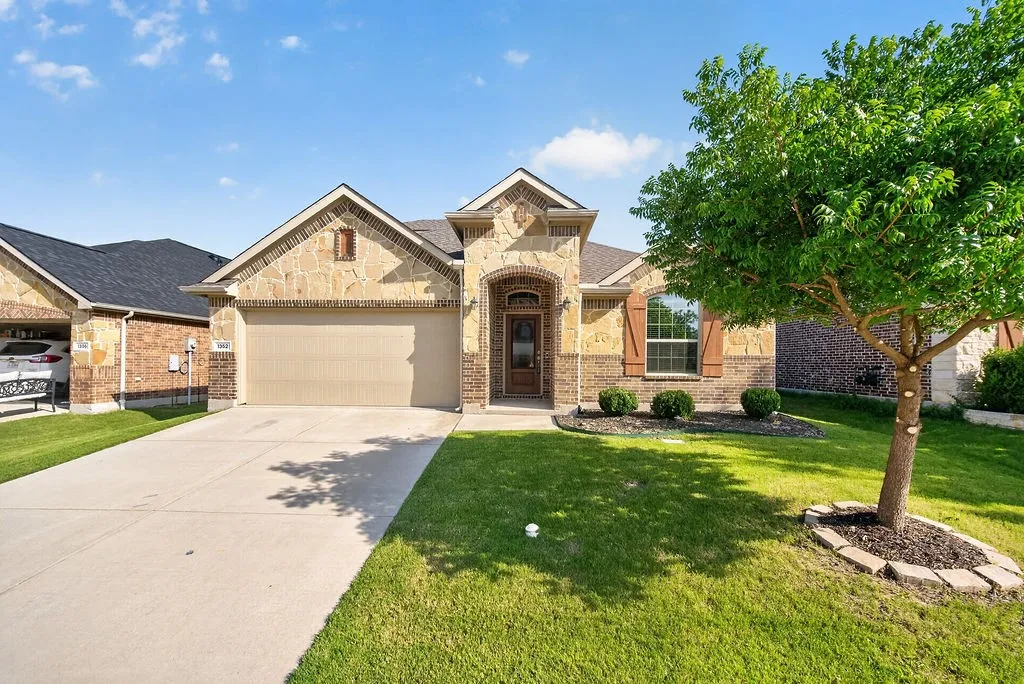 Single Family Residence For Sale in Denton County , 1352 Lake Grove Drive, Little Elm, Texas 75068, 4 Bedroom, 4 Bathroom, 2 Garage spaces, 2,423 Sqft, built in 2019, mls#21314394, Real Estate Agent in Little Elm, Homes For Sale in Denton county, Homes For Sale in Little Elm, Realtor in Little Elm Texas, Real Estate Brokerage Independent Realty Texas, Luminita Cordes Realtor