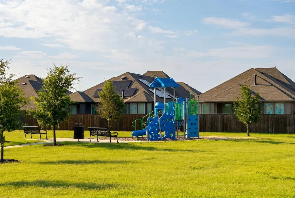 Single Family Residence For Sale in Denton County , 1352 Lake Grove Drive, Little Elm, Texas 75068, 4 Bedroom, 4 Bathroom, 2 Garage spaces, 2,423 Sqft, built in 2019, mls#21314394, Real Estate Agent in Little Elm, Homes For Sale in Denton county, Homes For Sale in Little Elm, Realtor in Little Elm Texas, Real Estate Brokerage Independent Realty Texas, Luminita Cordes Realtor