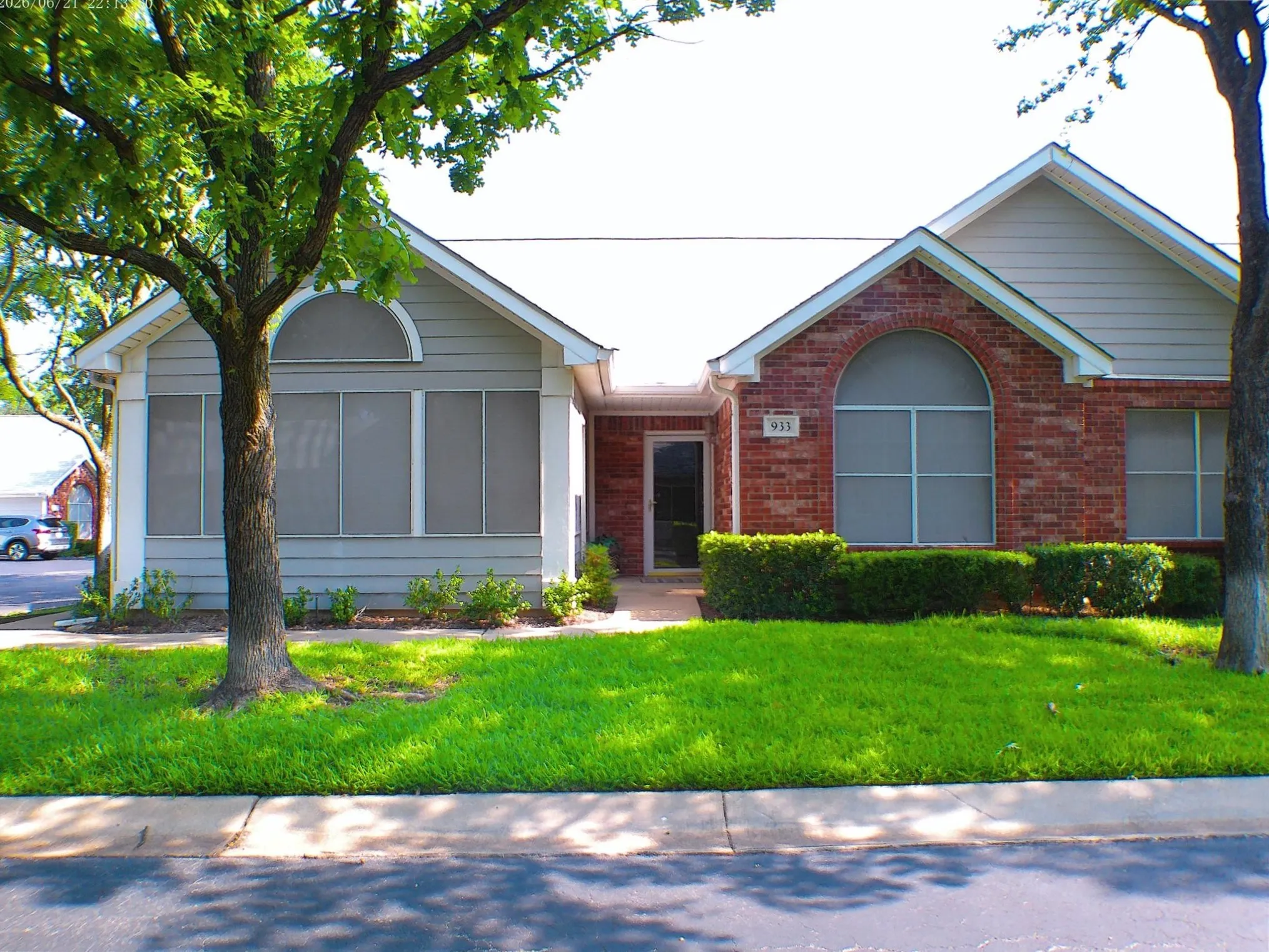 Condominium For Sale in Tarrant County , 933 Bridges Drive, Arlington, Texas 76012, 3 Bedroom, 2 Bathroom, 2 Garage spaces, 1,729 Sqft, built in 2000, mls#21301964, Real Estate Agent in Arlington, Homes For Sale in Tarrant county, Homes For Sale in Arlington, Realtor in Arlington Texas, Real Estate Brokerage Independent Realty Texas, Luminita Cordes Realtor