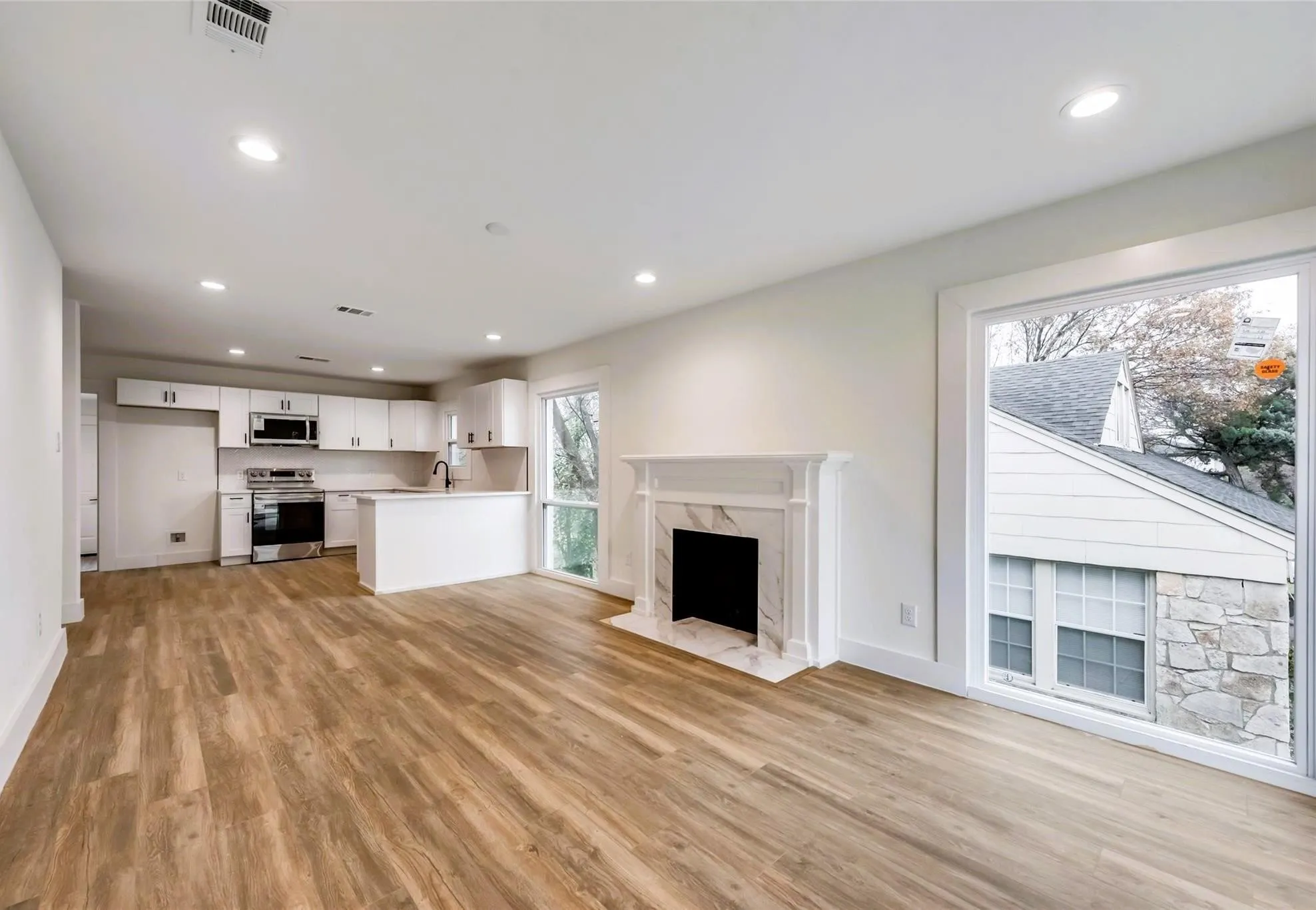 Single Family Residence For Rent in Dallas County , 1411 Arborvitae Avenue, Dallas, Texas 75224, 3 Bedroom, 2 Bathroom, 1 Garage spaces, 1,129 Sqft, built in 1945, mls#21314973, Real Estate Agent in Dallas, Homes For Rent in Dallas county, Homes For Rent in Dallas, Realtor in Dallas Texas, Real Estate Brokerage Independent Realty Texas, Luminita Cordes Realtor