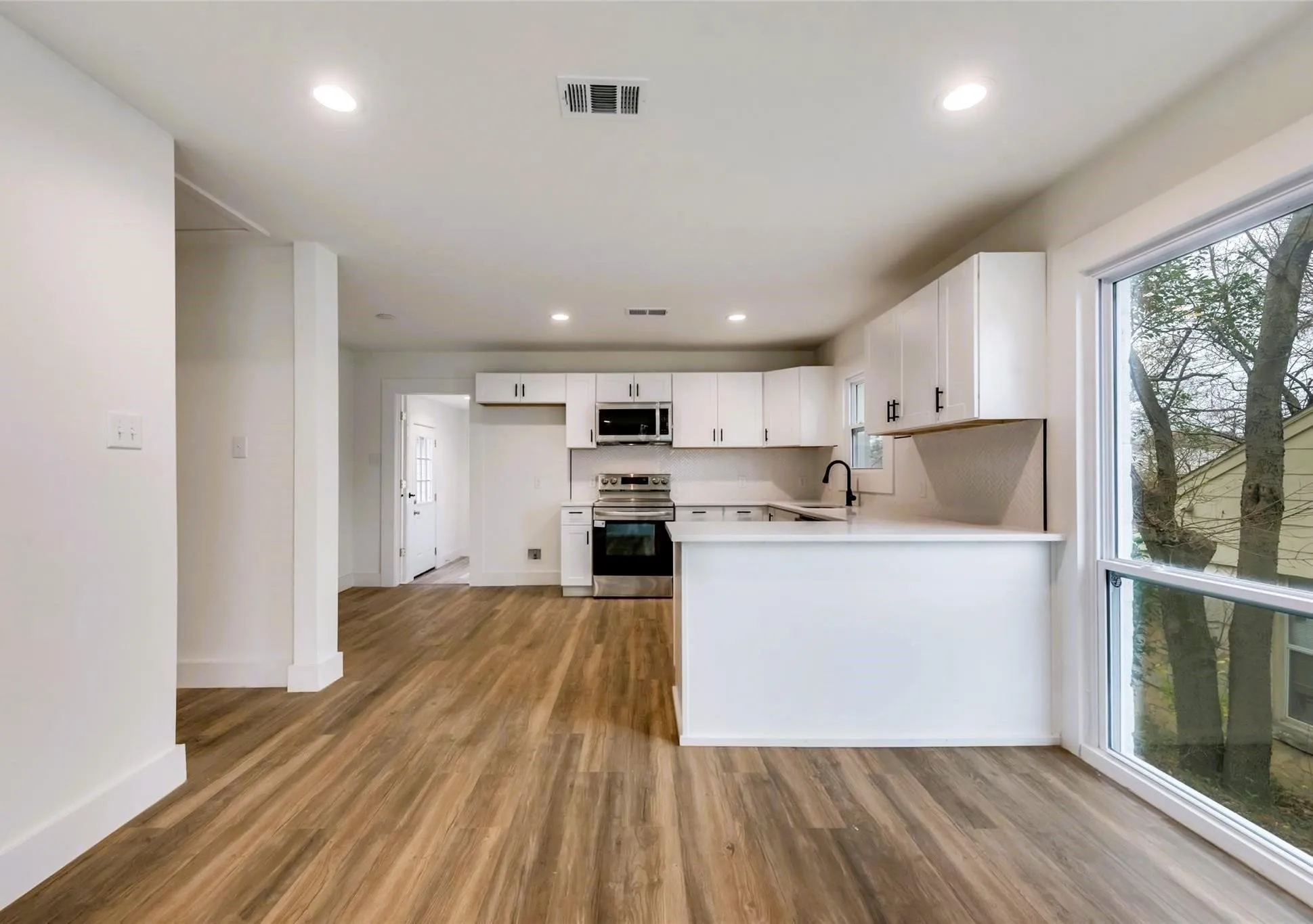 Single Family Residence For Rent in Dallas County , 1411 Arborvitae Avenue, Dallas, Texas 75224, 3 Bedroom, 2 Bathroom, 1 Garage spaces, 1,129 Sqft, built in 1945, mls#21314973, Real Estate Agent in Dallas, Homes For Rent in Dallas county, Homes For Rent in Dallas, Realtor in Dallas Texas, Real Estate Brokerage Independent Realty Texas, Luminita Cordes Realtor
