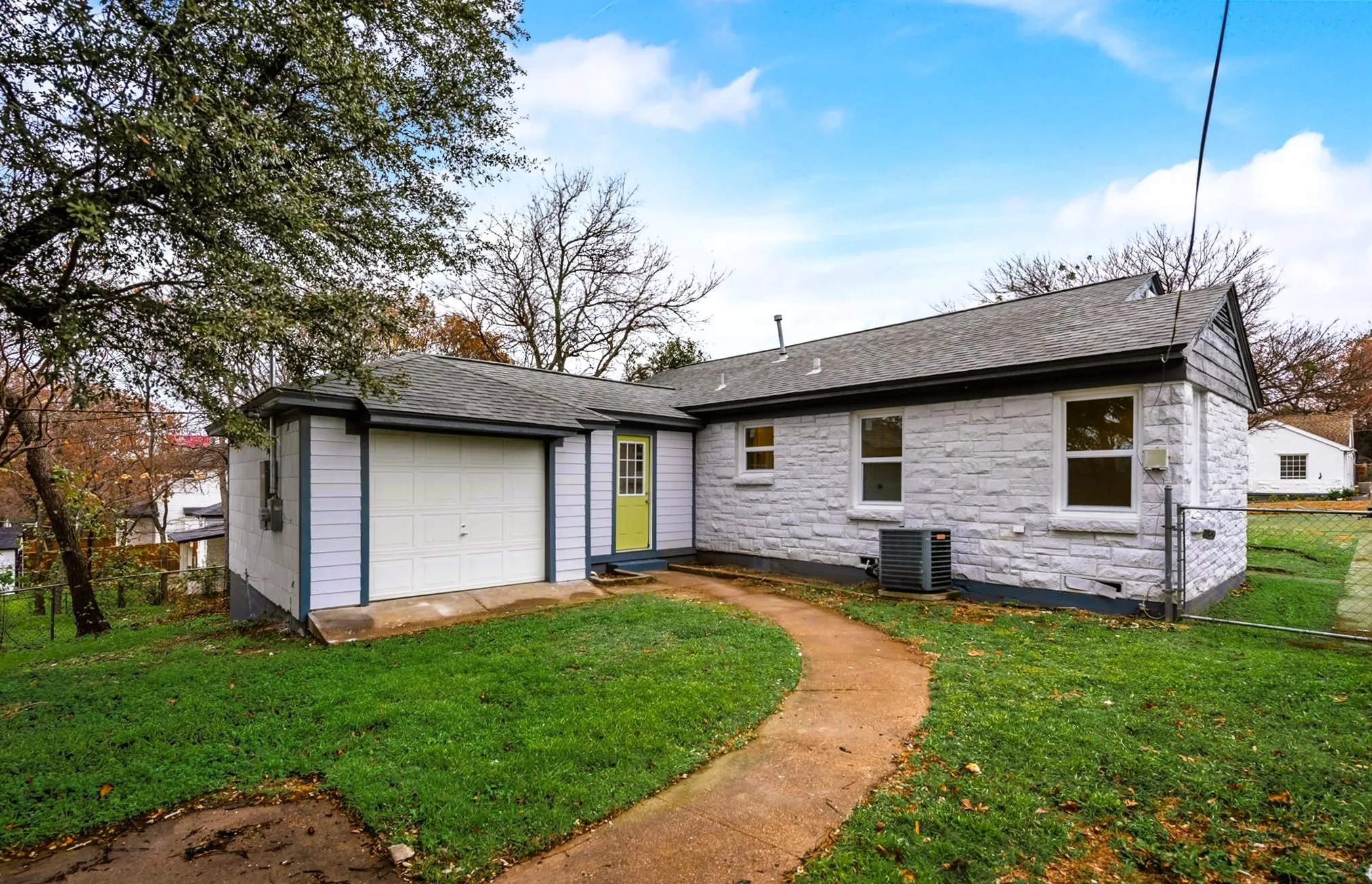Single Family Residence For Rent in Dallas County , 1411 Arborvitae Avenue, Dallas, Texas 75224, 3 Bedroom, 2 Bathroom, 1 Garage spaces, 1,129 Sqft, built in 1945, mls#21314973, Real Estate Agent in Dallas, Homes For Rent in Dallas county, Homes For Rent in Dallas, Realtor in Dallas Texas, Real Estate Brokerage Independent Realty Texas, Luminita Cordes Realtor