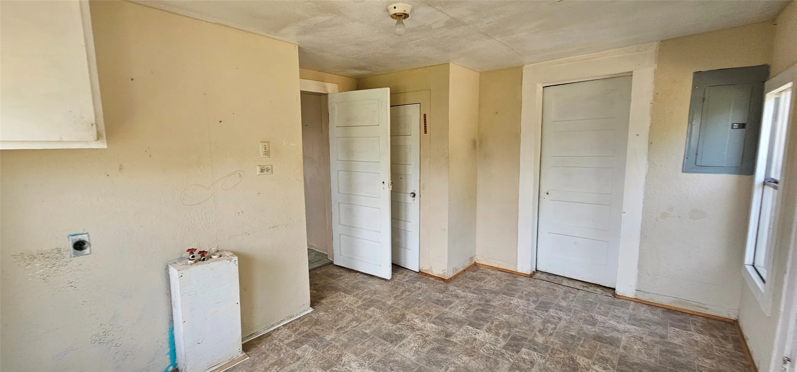 Single Family Residence For Sale in Van Zandt County , 314 N Green Street, Grand Saline, Texas 75140, 2 Bedrooms, 1 Bathroom, Garage spaces, 864 Sqft, built in 1953, Price $75,000, mls#21314980, Real Estate Agent in Grand Saline, Homes For Sale in Van Zandt county, Homes For Sale in Grand Saline, Realtor in Grand Saline Texas, Real Estate Brokerage Independent Realty Texas, Luminita Cordes Realtor