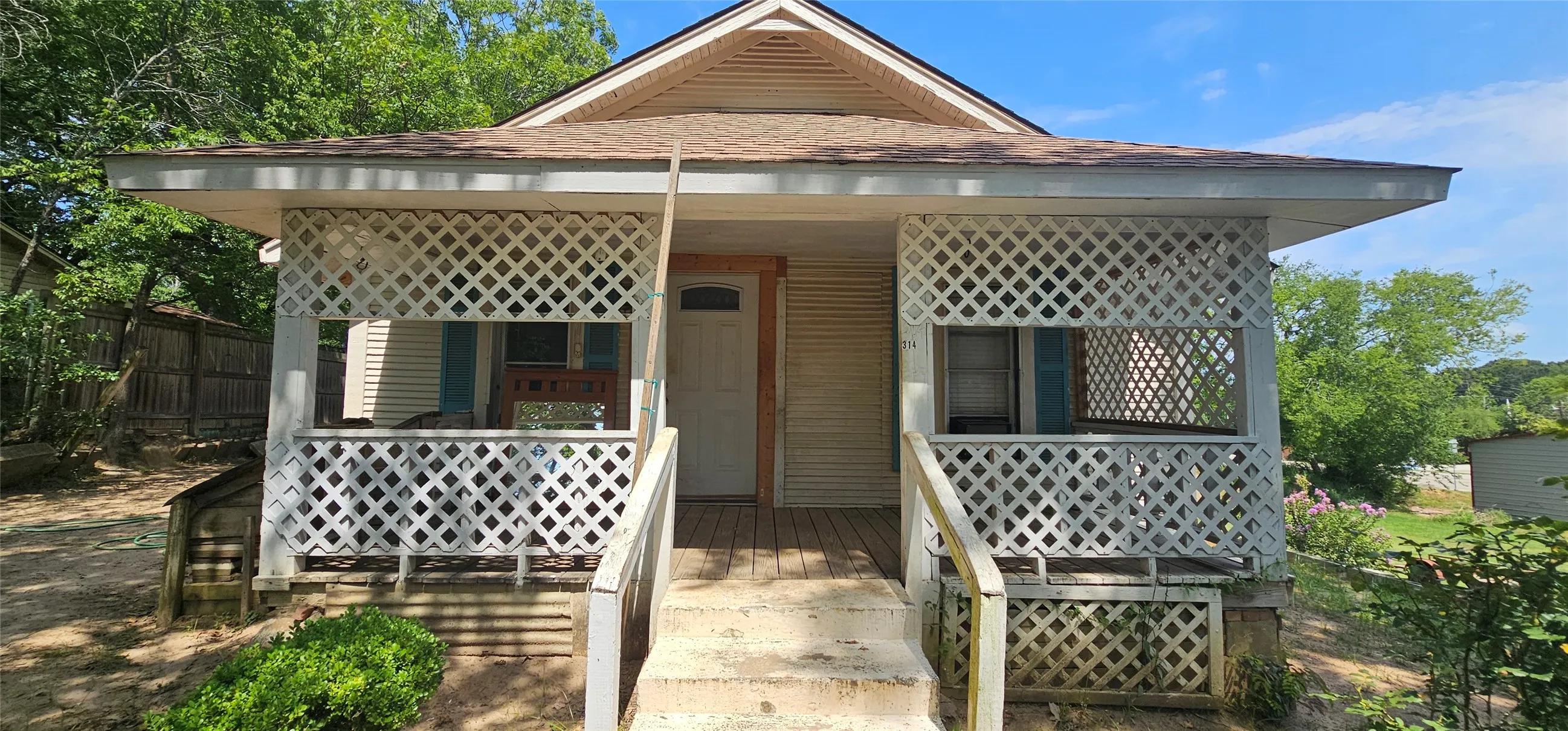 Single Family Residence For Sale in Van Zandt County , 314 N Green Street, Grand Saline, Texas 75140, 2 Bedrooms, 1 Bathroom, Garage spaces, 864 Sqft, built in 1953, Price $75,000, mls#21314980, Real Estate Agent in Grand Saline, Homes For Sale in Van Zandt county, Homes For Sale in Grand Saline, Realtor in Grand Saline Texas, Real Estate Brokerage Independent Realty Texas, Luminita Cordes Realtor