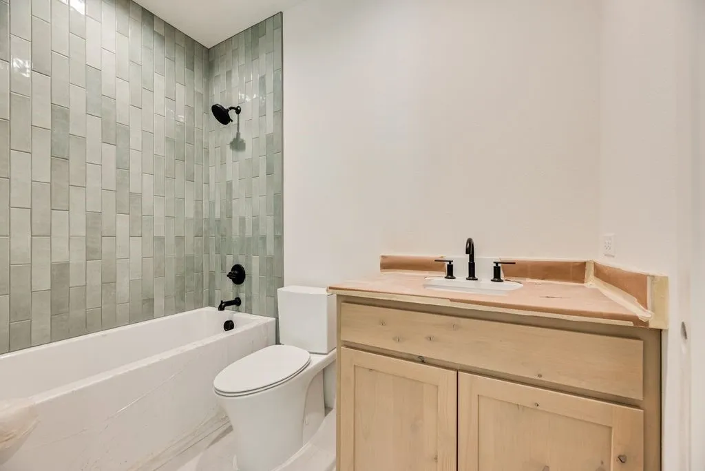 Upstairs full bathroom