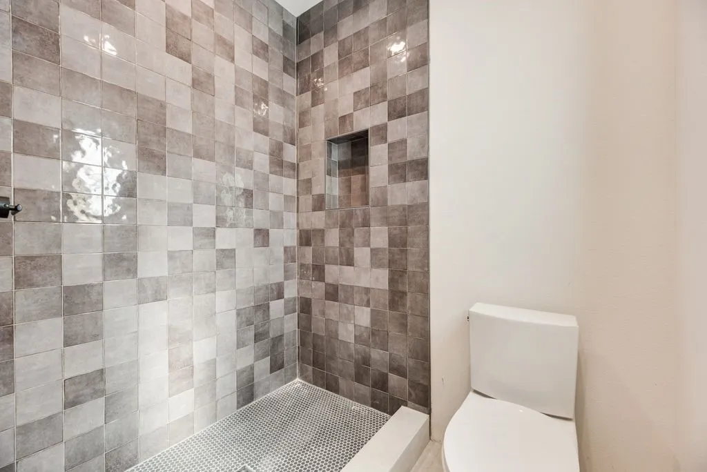 En suite bathroom in upstairs secondary bedroom