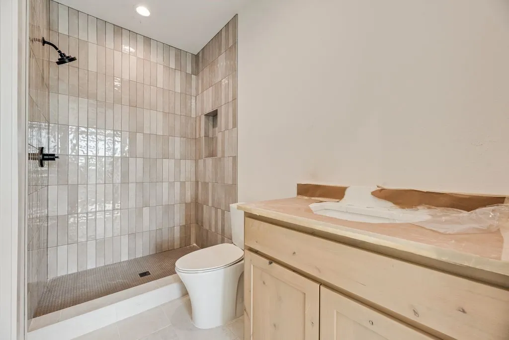 En suite bathroom in upstairs secondary bedroom
