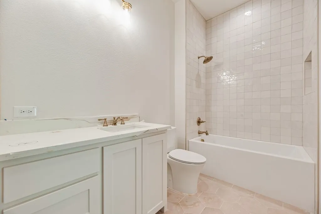 Downstairs secondary en suite bathroom.