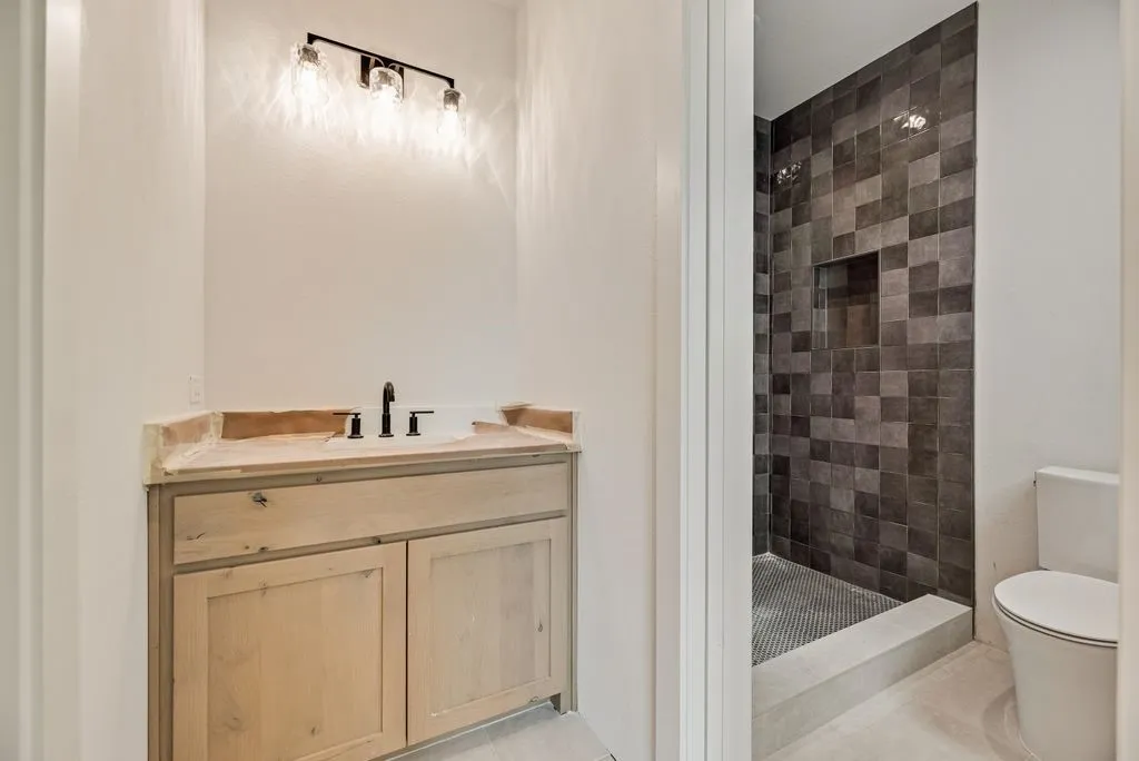 En suite bathroom in upstairs secondary bedroom