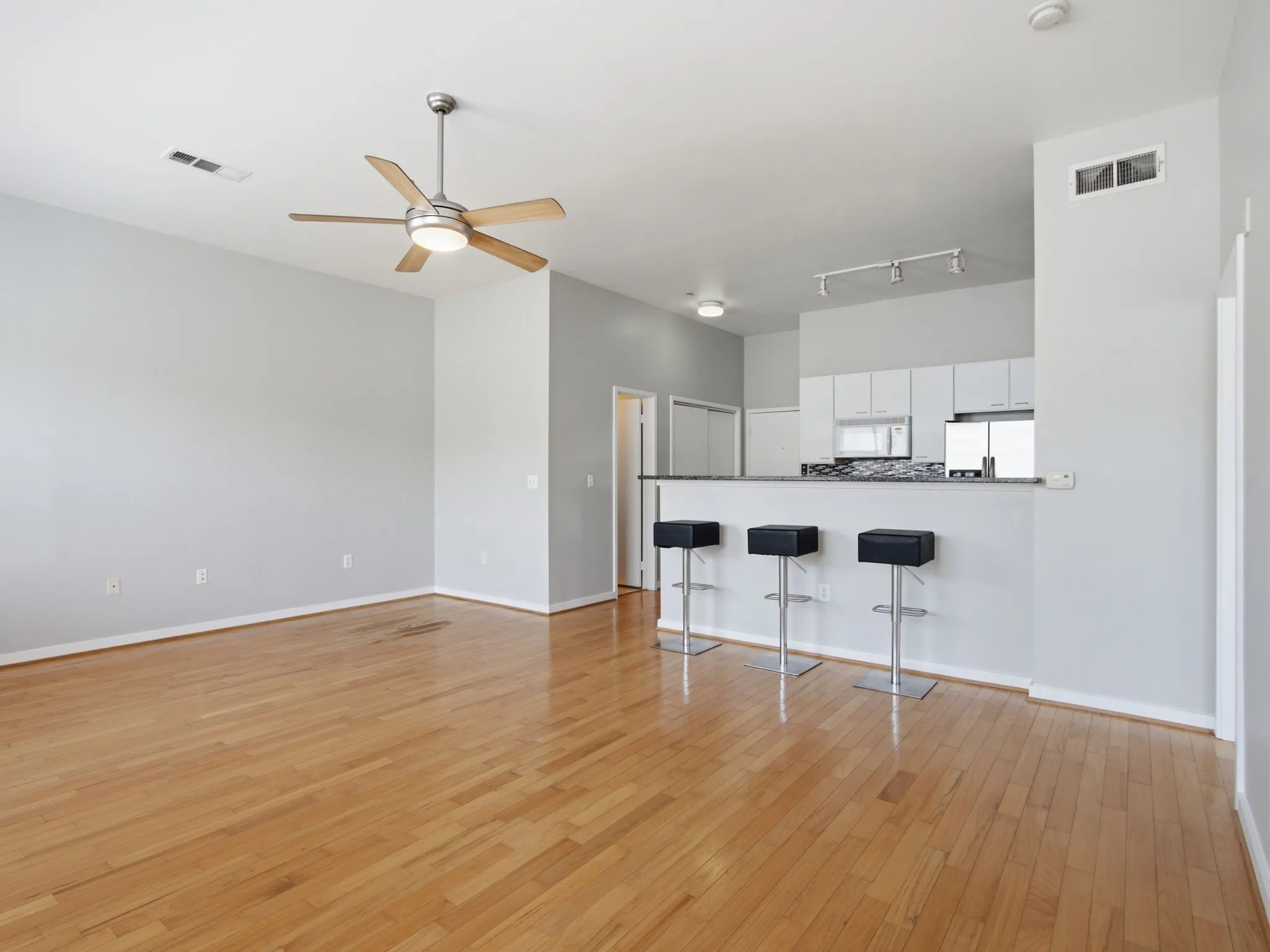 Condominium For Sale in Dallas County , 3015 Bryan Street 2F, Dallas, Texas 75204, 1 Bedroom, 2 Bathroom, 2 Garage spaces, 933 Sqft, built in 2004, mls#21314976, Real Estate Agent in Dallas, Homes For Sale in Dallas county, Homes For Sale in Dallas, Realtor in Dallas Texas, Real Estate Brokerage Independent Realty Texas, Luminita Cordes Realtor