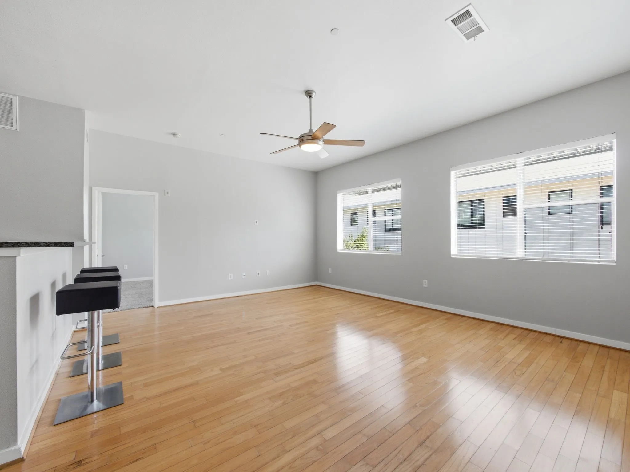 Condominium For Sale in Dallas County , 3015 Bryan Street 2F, Dallas, Texas 75204, 1 Bedroom, 2 Bathroom, 2 Garage spaces, 933 Sqft, built in 2004, mls#21314976, Real Estate Agent in Dallas, Homes For Sale in Dallas county, Homes For Sale in Dallas, Realtor in Dallas Texas, Real Estate Brokerage Independent Realty Texas, Luminita Cordes Realtor
