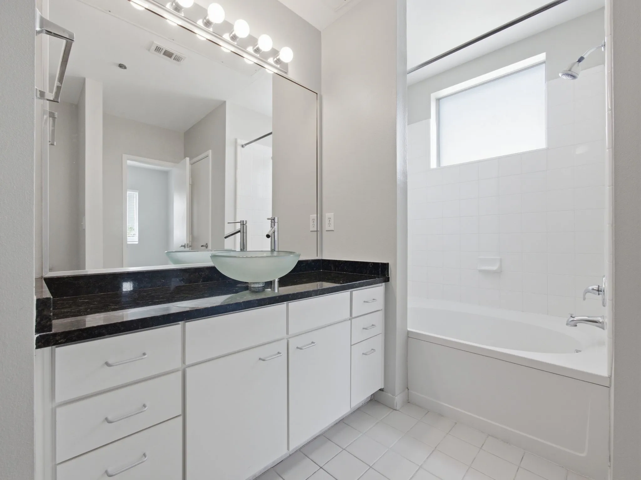 Condominium For Sale in Dallas County , 3015 Bryan Street 2F, Dallas, Texas 75204, 1 Bedroom, 2 Bathroom, 2 Garage spaces, 933 Sqft, built in 2004, mls#21314976, Real Estate Agent in Dallas, Homes For Sale in Dallas county, Homes For Sale in Dallas, Realtor in Dallas Texas, Real Estate Brokerage Independent Realty Texas, Luminita Cordes Realtor