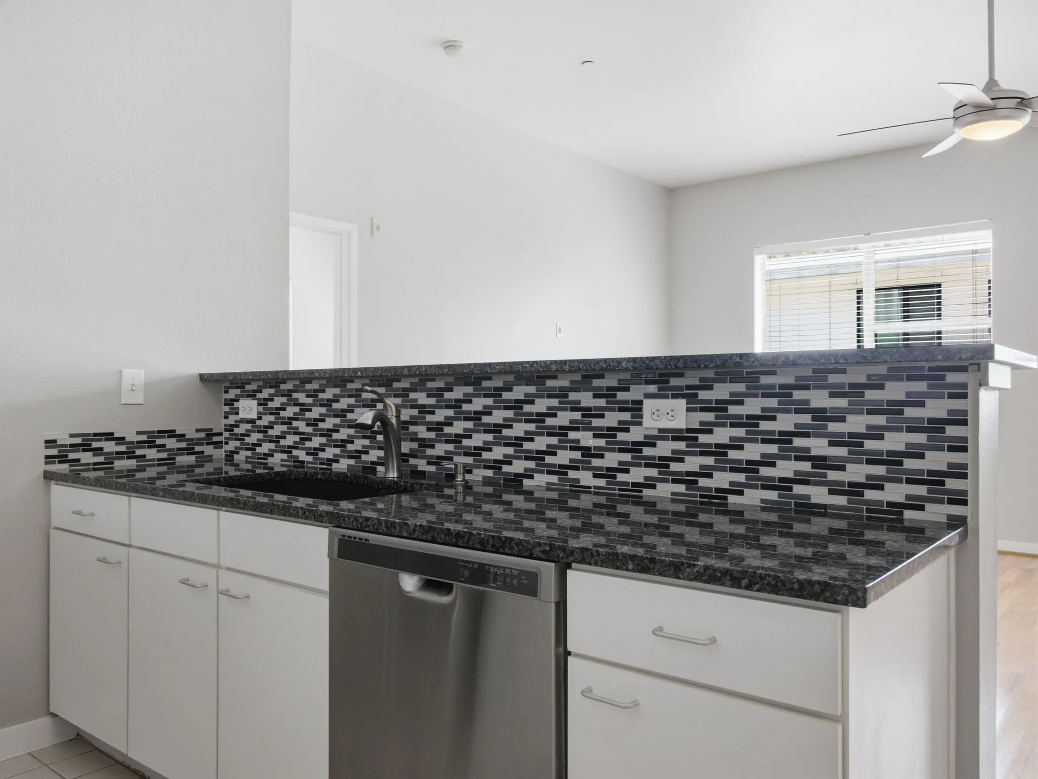 Condominium For Sale in Dallas County , 3015 Bryan Street 2F, Dallas, Texas 75204, 1 Bedroom, 2 Bathroom, 2 Garage spaces, 933 Sqft, built in 2004, mls#21314976, Real Estate Agent in Dallas, Homes For Sale in Dallas county, Homes For Sale in Dallas, Realtor in Dallas Texas, Real Estate Brokerage Independent Realty Texas, Luminita Cordes Realtor