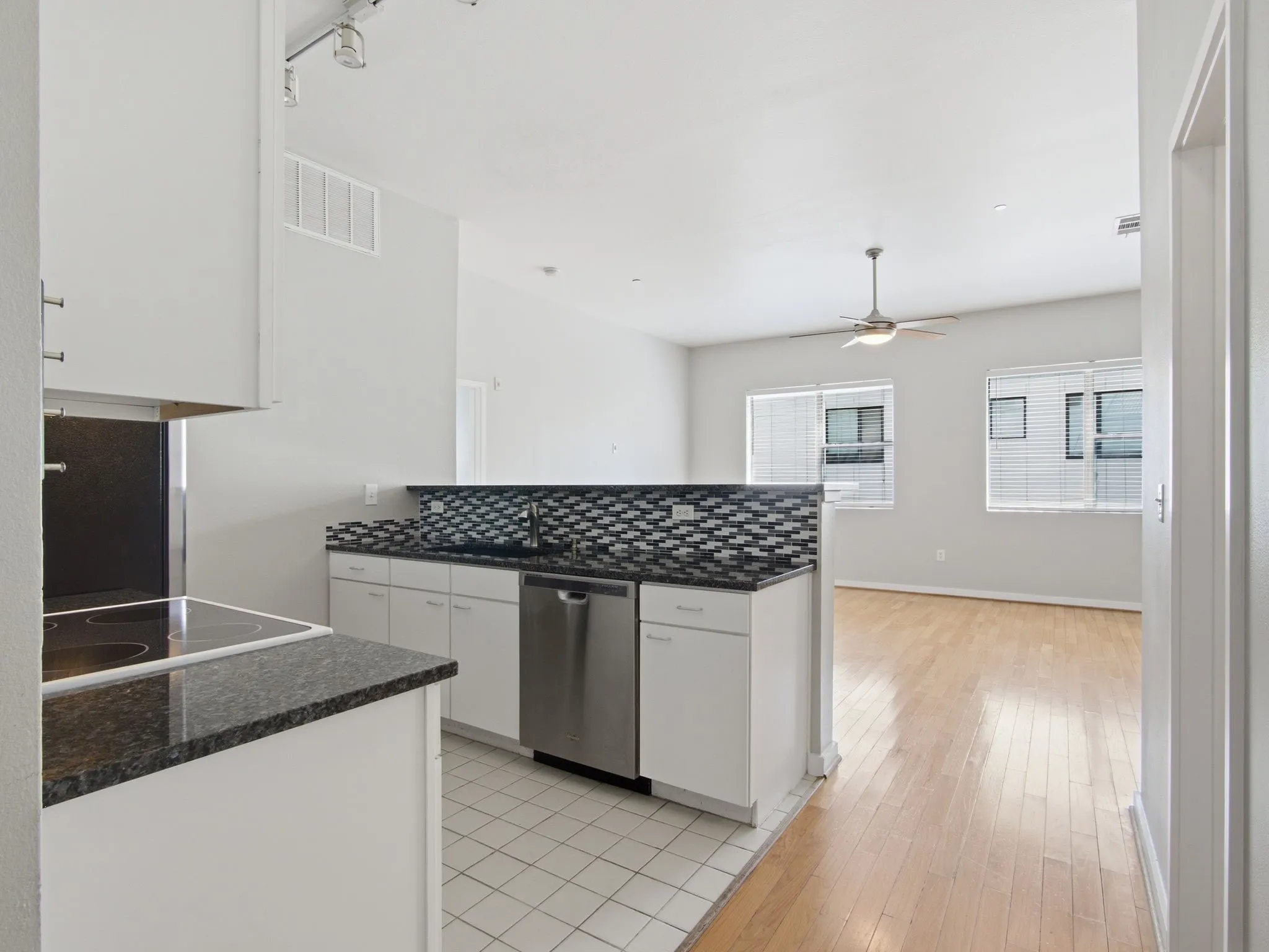 Condominium For Sale in Dallas County , 3015 Bryan Street 2F, Dallas, Texas 75204, 1 Bedroom, 2 Bathroom, 2 Garage spaces, 933 Sqft, built in 2004, mls#21314976, Real Estate Agent in Dallas, Homes For Sale in Dallas county, Homes For Sale in Dallas, Realtor in Dallas Texas, Real Estate Brokerage Independent Realty Texas, Luminita Cordes Realtor