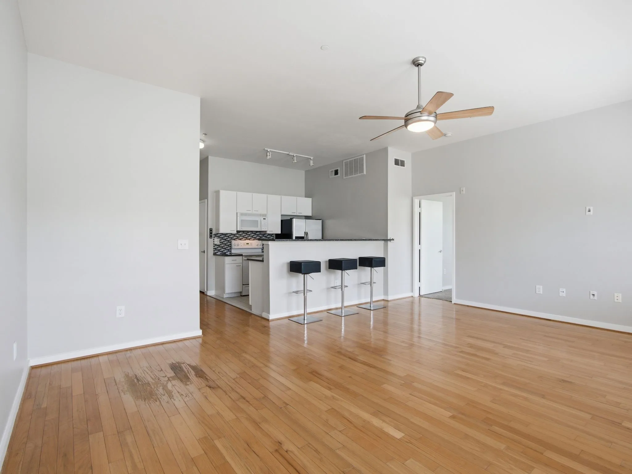 Condominium For Sale in Dallas County , 3015 Bryan Street 2F, Dallas, Texas 75204, 1 Bedroom, 2 Bathroom, 2 Garage spaces, 933 Sqft, built in 2004, mls#21314976, Real Estate Agent in Dallas, Homes For Sale in Dallas county, Homes For Sale in Dallas, Realtor in Dallas Texas, Real Estate Brokerage Independent Realty Texas, Luminita Cordes Realtor