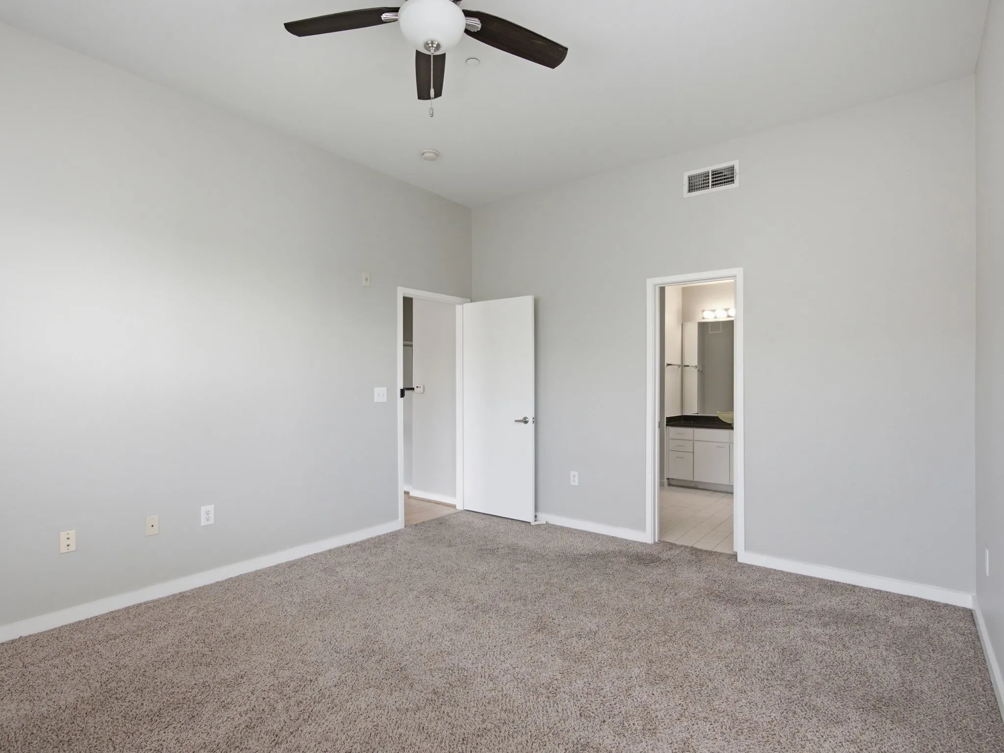 Condominium For Sale in Dallas County , 3015 Bryan Street 2F, Dallas, Texas 75204, 1 Bedroom, 2 Bathroom, 2 Garage spaces, 933 Sqft, built in 2004, mls#21314976, Real Estate Agent in Dallas, Homes For Sale in Dallas county, Homes For Sale in Dallas, Realtor in Dallas Texas, Real Estate Brokerage Independent Realty Texas, Luminita Cordes Realtor
