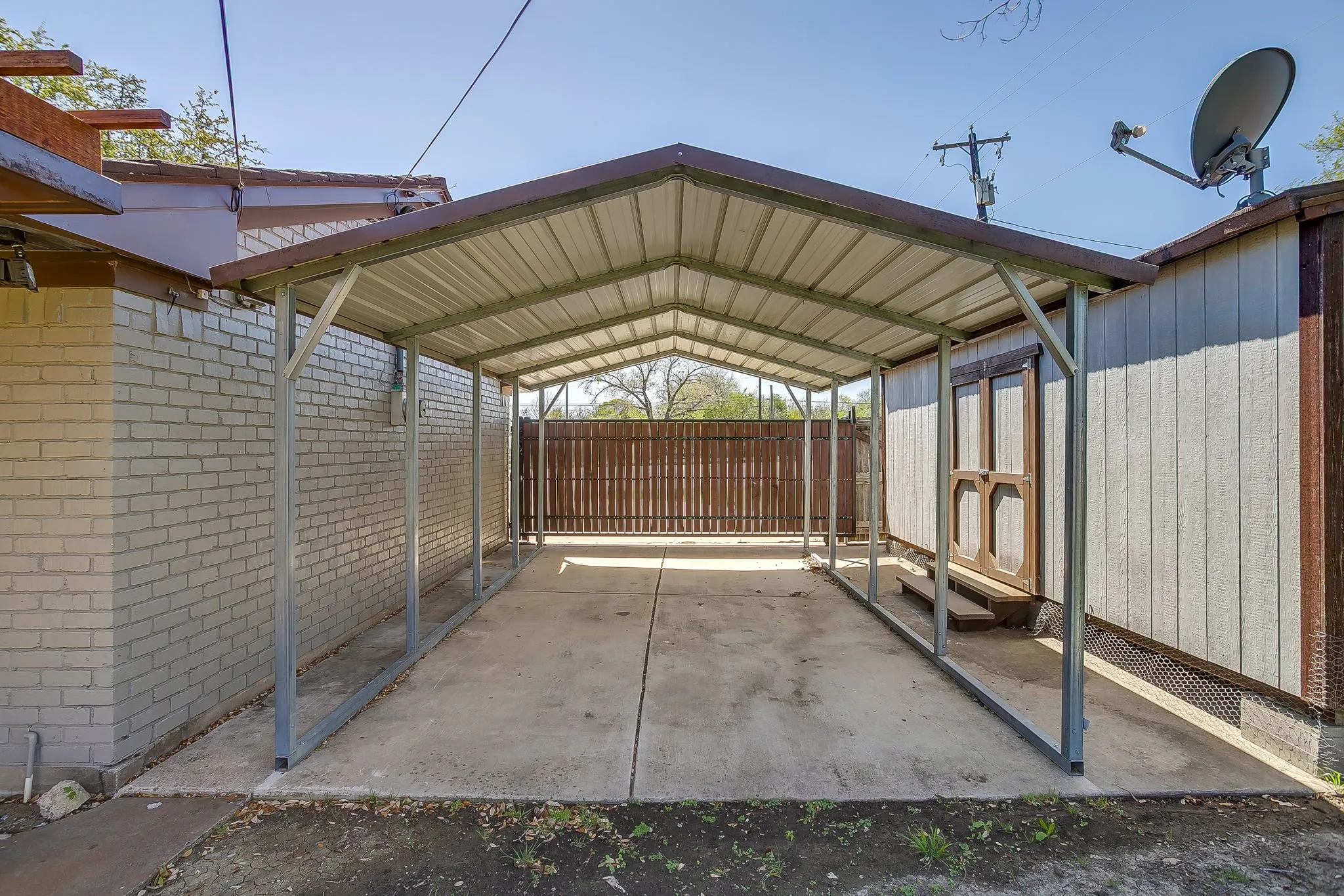 Single Family Residence For Rent in Tarrant County , 6940 Bal Lake Drive, Fort Worth, Texas 76116, 3 Bedroom, 2 Bathroom, 2 Garage spaces, 2,343 Sqft, built in 1966, mls#21312586, Real Estate Agent in Fort Worth, Homes For Rent in Tarrant county, Homes For Rent in Fort Worth, Realtor in Fort Worth Texas, Real Estate Brokerage Independent Realty Texas, Luminita Cordes Realtor