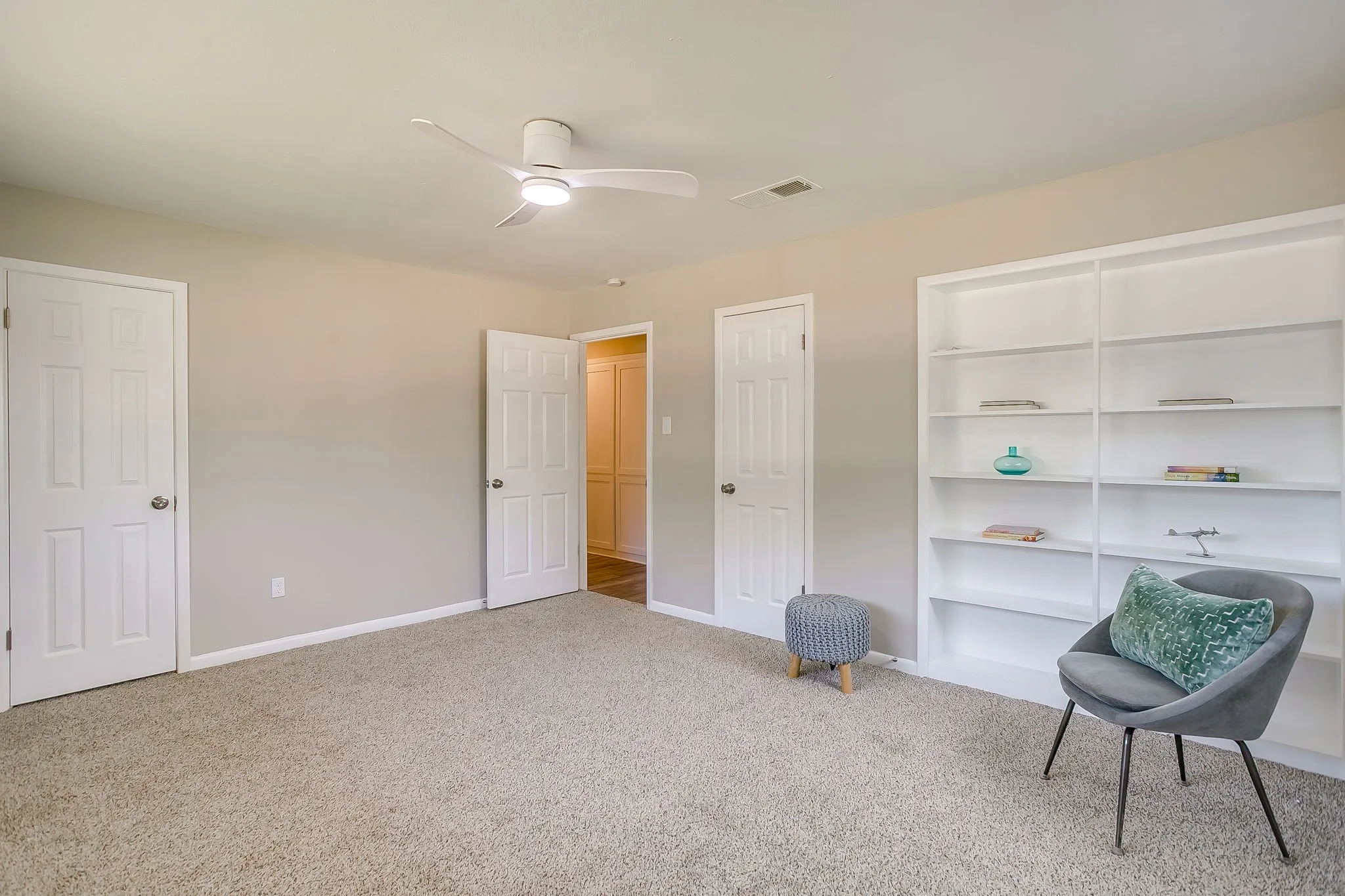 Single Family Residence For Rent in Tarrant County , 6940 Bal Lake Drive, Fort Worth, Texas 76116, 3 Bedroom, 2 Bathroom, 2 Garage spaces, 2,343 Sqft, built in 1966, mls#21312586, Real Estate Agent in Fort Worth, Homes For Rent in Tarrant county, Homes For Rent in Fort Worth, Realtor in Fort Worth Texas, Real Estate Brokerage Independent Realty Texas, Luminita Cordes Realtor