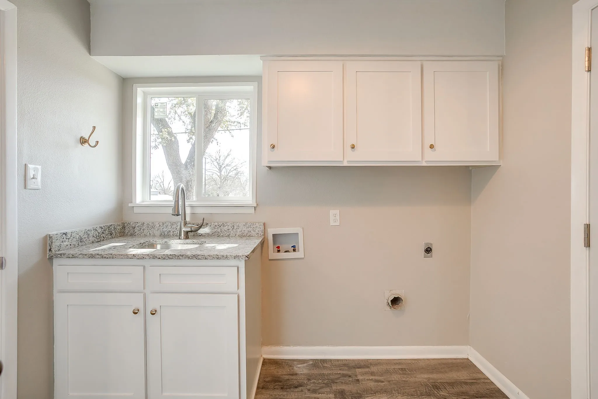 Single Family Residence For Rent in Tarrant County , 6940 Bal Lake Drive, Fort Worth, Texas 76116, 3 Bedroom, 2 Bathroom, 2 Garage spaces, 2,343 Sqft, built in 1966, mls#21312586, Real Estate Agent in Fort Worth, Homes For Rent in Tarrant county, Homes For Rent in Fort Worth, Realtor in Fort Worth Texas, Real Estate Brokerage Independent Realty Texas, Luminita Cordes Realtor