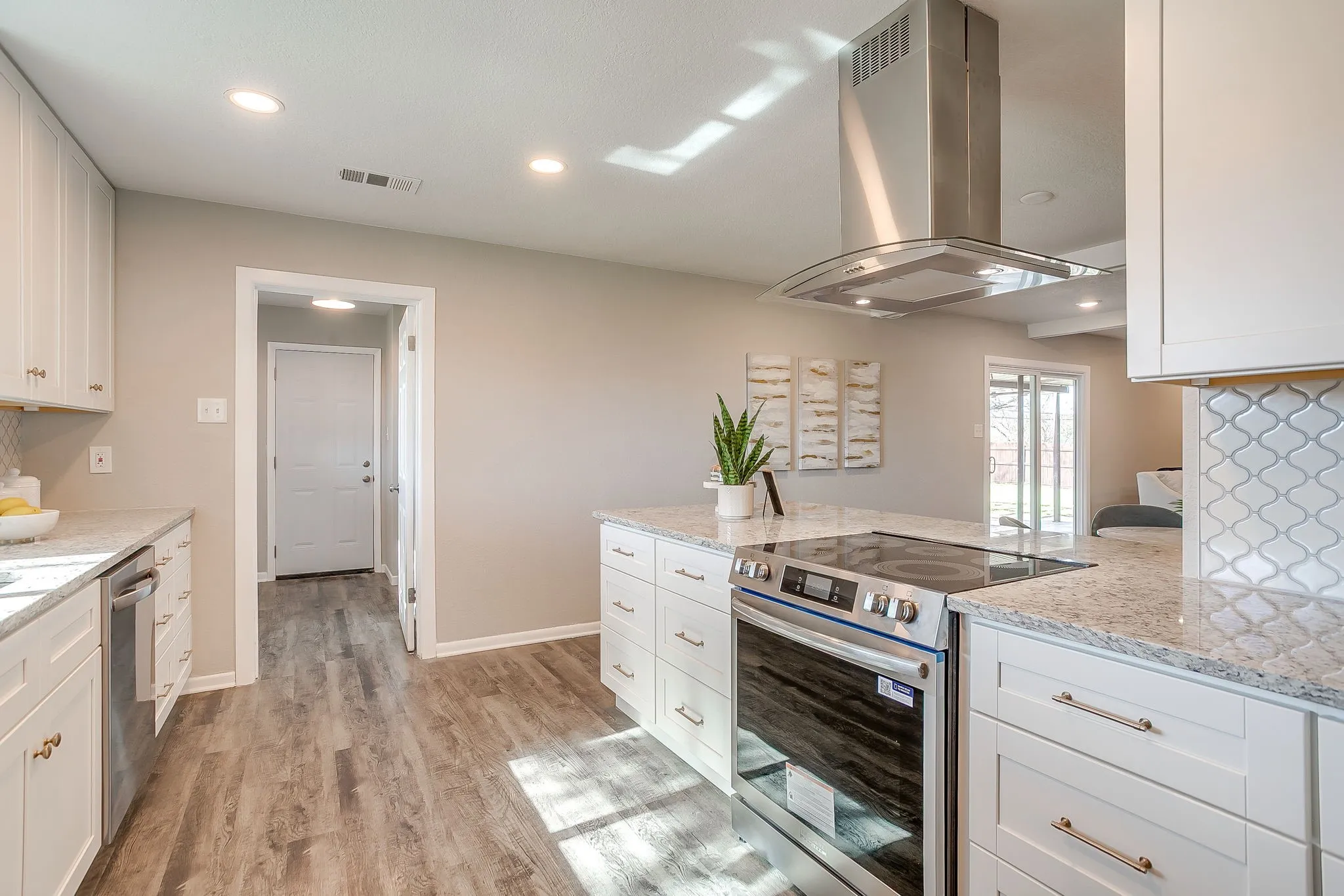 Single Family Residence For Rent in Tarrant County , 6940 Bal Lake Drive, Fort Worth, Texas 76116, 3 Bedroom, 2 Bathroom, 2 Garage spaces, 2,343 Sqft, built in 1966, mls#21312586, Real Estate Agent in Fort Worth, Homes For Rent in Tarrant county, Homes For Rent in Fort Worth, Realtor in Fort Worth Texas, Real Estate Brokerage Independent Realty Texas, Luminita Cordes Realtor