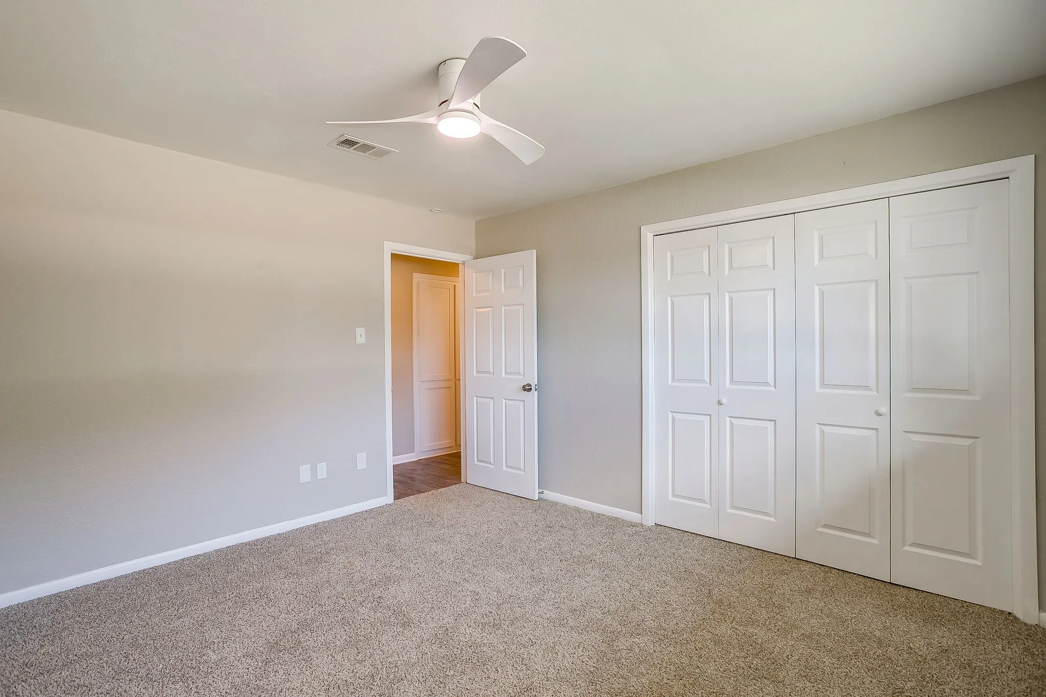 Single Family Residence For Rent in Tarrant County , 6940 Bal Lake Drive, Fort Worth, Texas 76116, 3 Bedroom, 2 Bathroom, 2 Garage spaces, 2,343 Sqft, built in 1966, mls#21312586, Real Estate Agent in Fort Worth, Homes For Rent in Tarrant county, Homes For Rent in Fort Worth, Realtor in Fort Worth Texas, Real Estate Brokerage Independent Realty Texas, Luminita Cordes Realtor