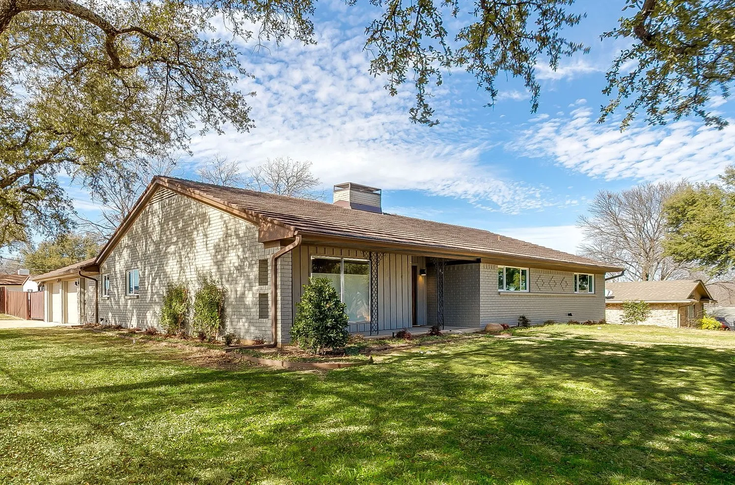 Single Family Residence For Rent in Tarrant County , 6940 Bal Lake Drive, Fort Worth, Texas 76116, 3 Bedroom, 2 Bathroom, 2 Garage spaces, 2,343 Sqft, built in 1966, mls#21312586, Real Estate Agent in Fort Worth, Homes For Rent in Tarrant county, Homes For Rent in Fort Worth, Realtor in Fort Worth Texas, Real Estate Brokerage Independent Realty Texas, Luminita Cordes Realtor